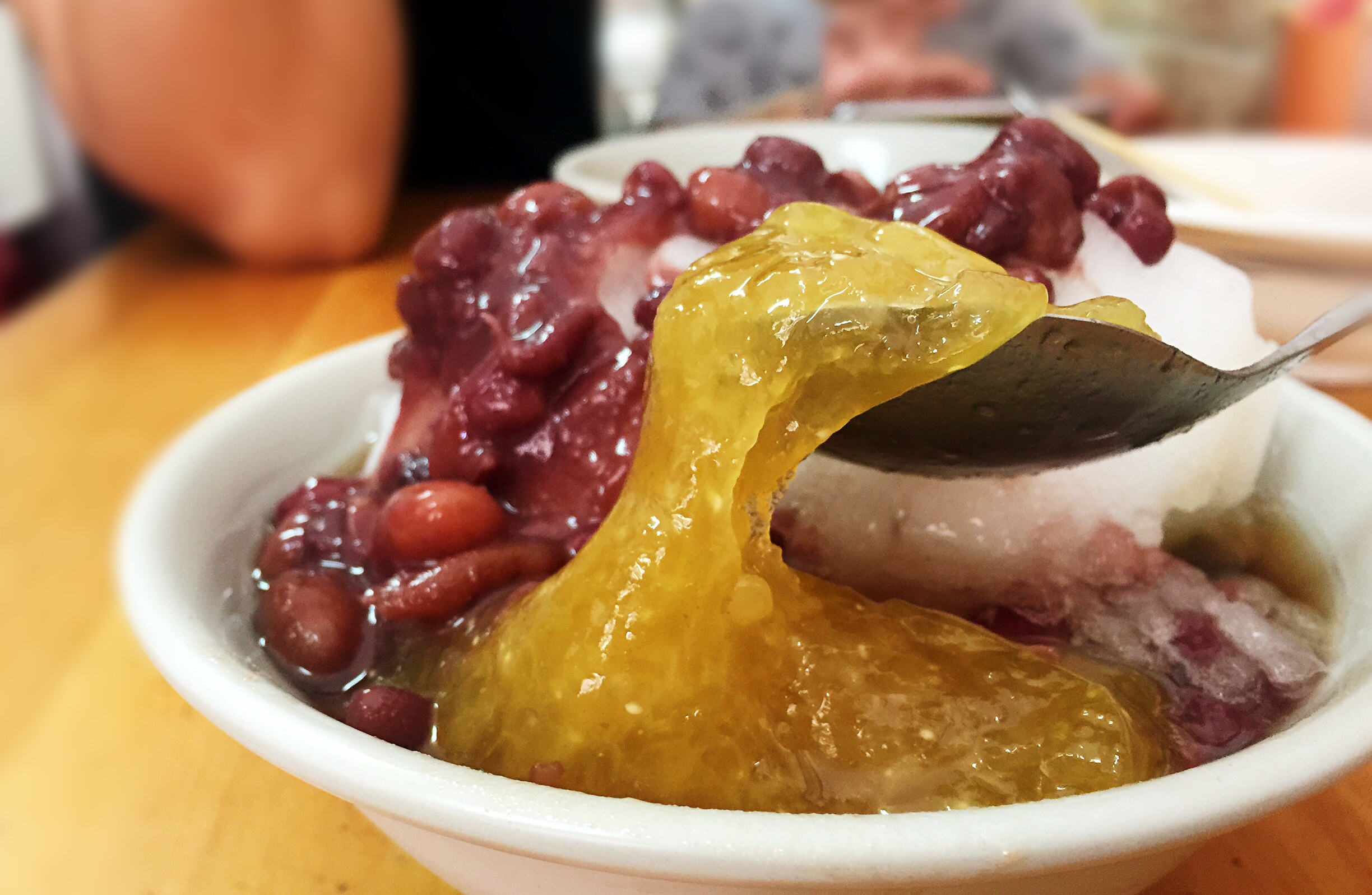 「泉芳枝仔冰」Q彈的紅豆粳粽冰是王功名物。