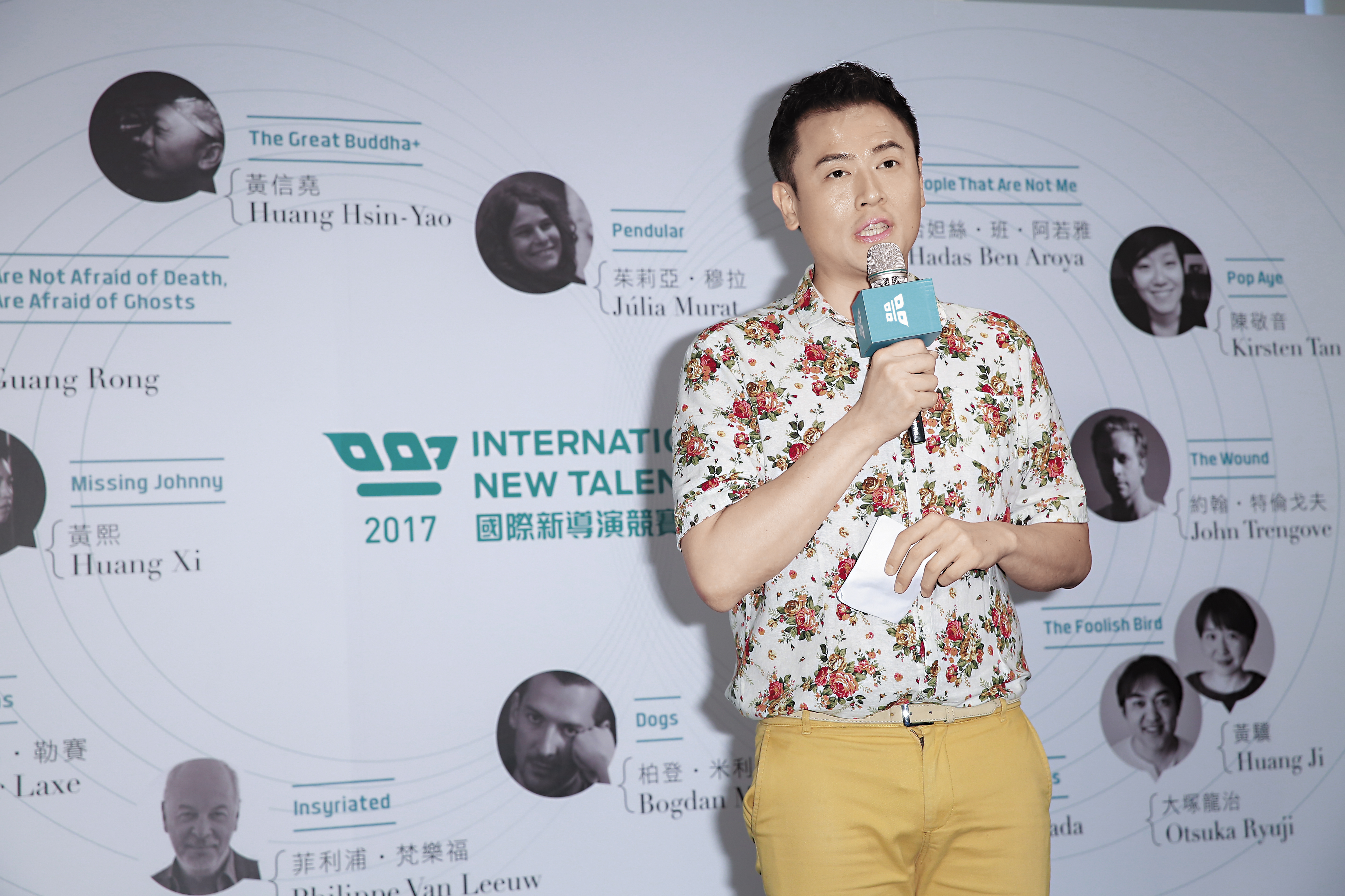 小8和主持人楊達敬私交甚篤，不只演出《空姐忙什麼》，也一起接業配，經常在各大電影場合中共同現身。