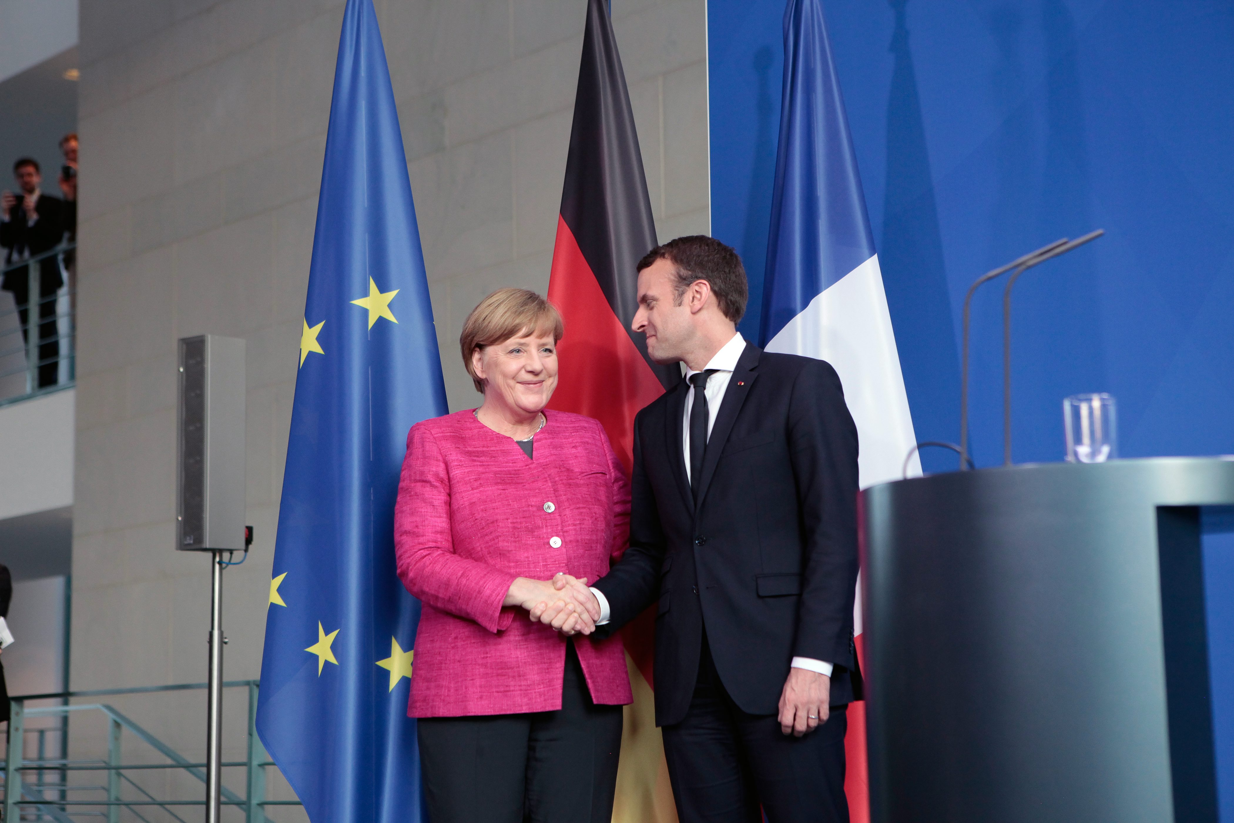 基民黨在德國地方選舉再下一城，總理梅克爾喜上眉梢。圖為她15日在柏林會晤來訪的法國新總統馬克宏。（東方IC）