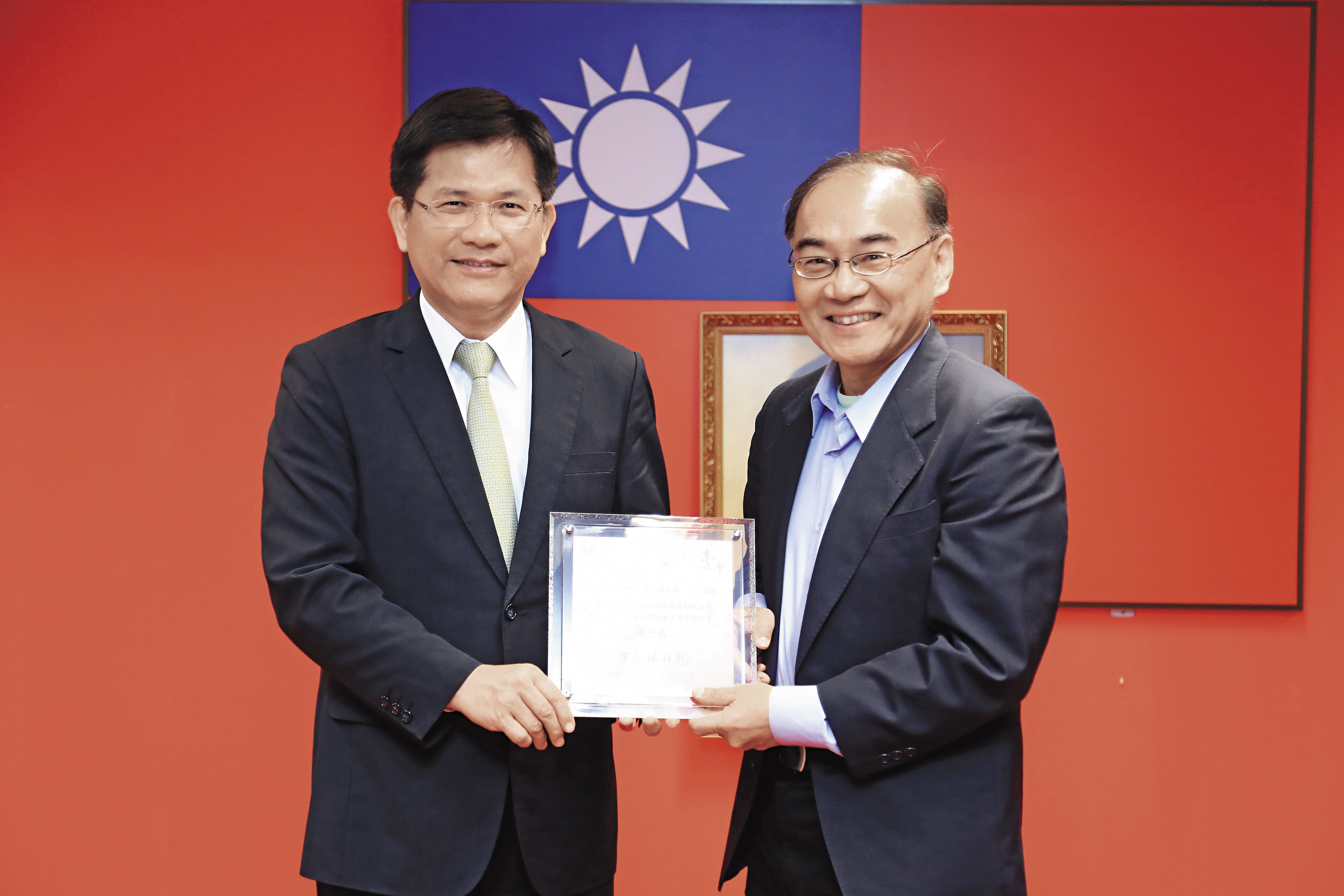台中市衛生局長呂宗學（右）則大聲喊冤，指衛福部「從頭到尾」沒有通報。