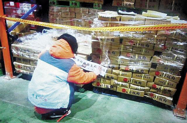 接獲檢舉多日,台中市衛生局才出動查扣「力勤」的過期冷凍肉品。(台中衛生局提供)