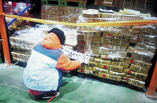 接獲檢舉多日，台中市衛生局才出動查扣「力勤」的過期冷凍肉品。（台中衛生局提供）