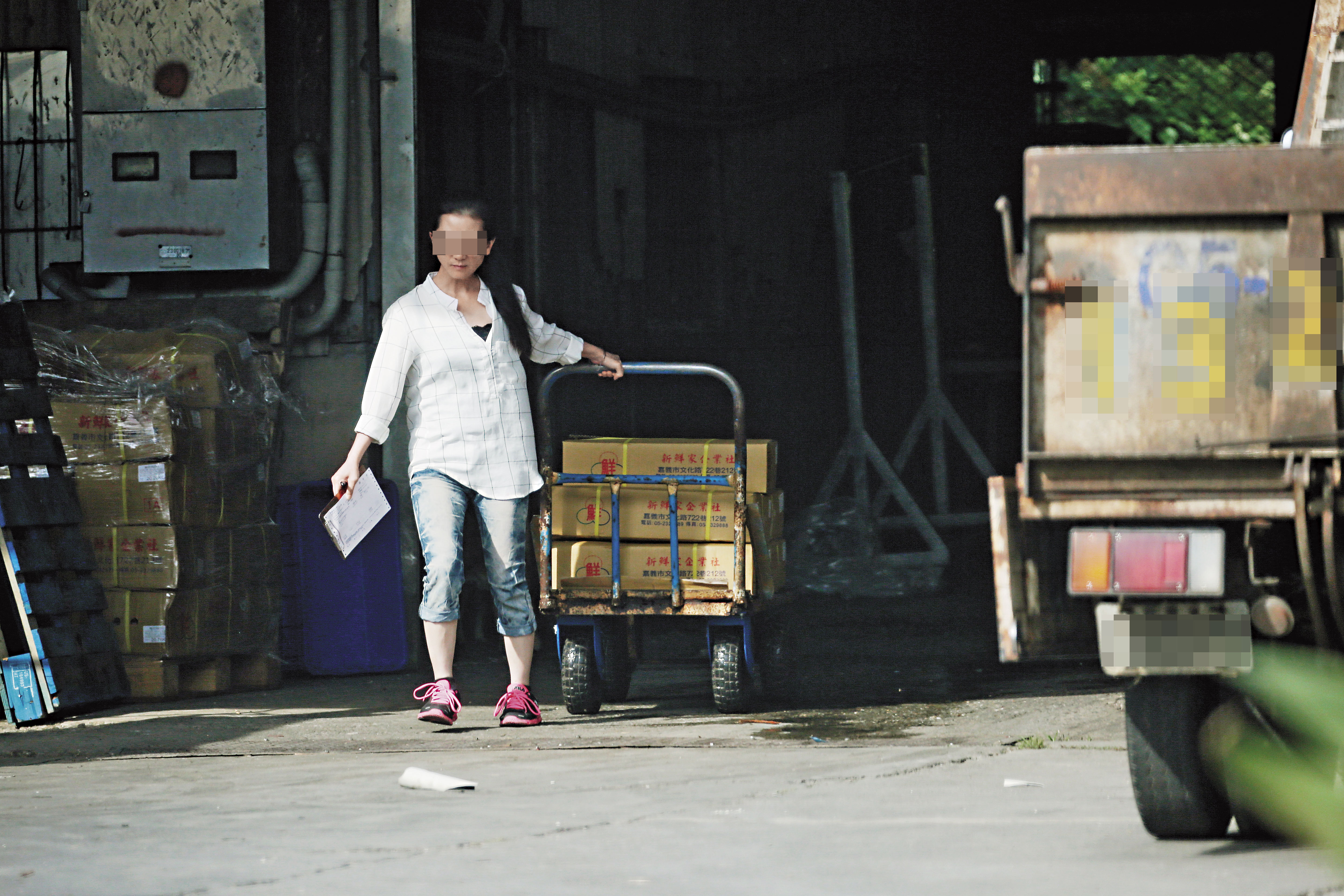 力勤出事之後，新鮮家照常出貨，對於是否知情，業者支吾其詞。