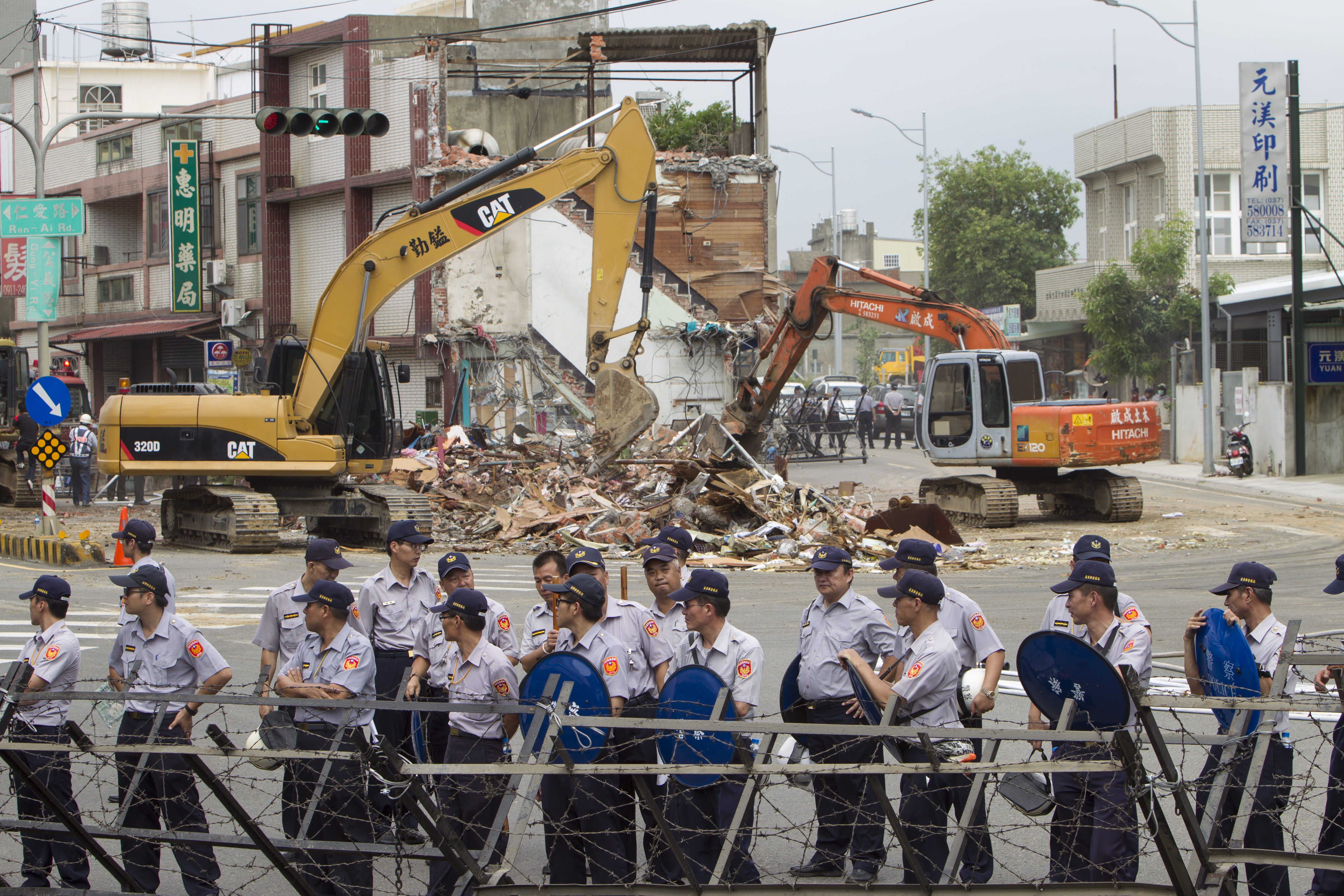 苗栗縣政府在未完成徵收前就進行整地，劉政鴻還趁大埔自救會在總統府抗議時，以「天賜良機」強行拆除張藥房。