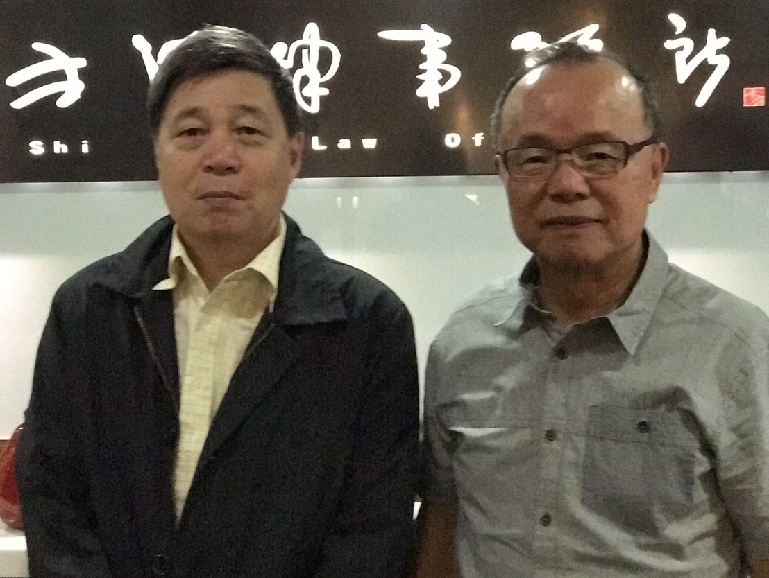 70歲的張華昌（左）請曾任國安局長的律師許惠祐（右），協助追討遭國安局占用的祖產土地。（許惠祐提供）