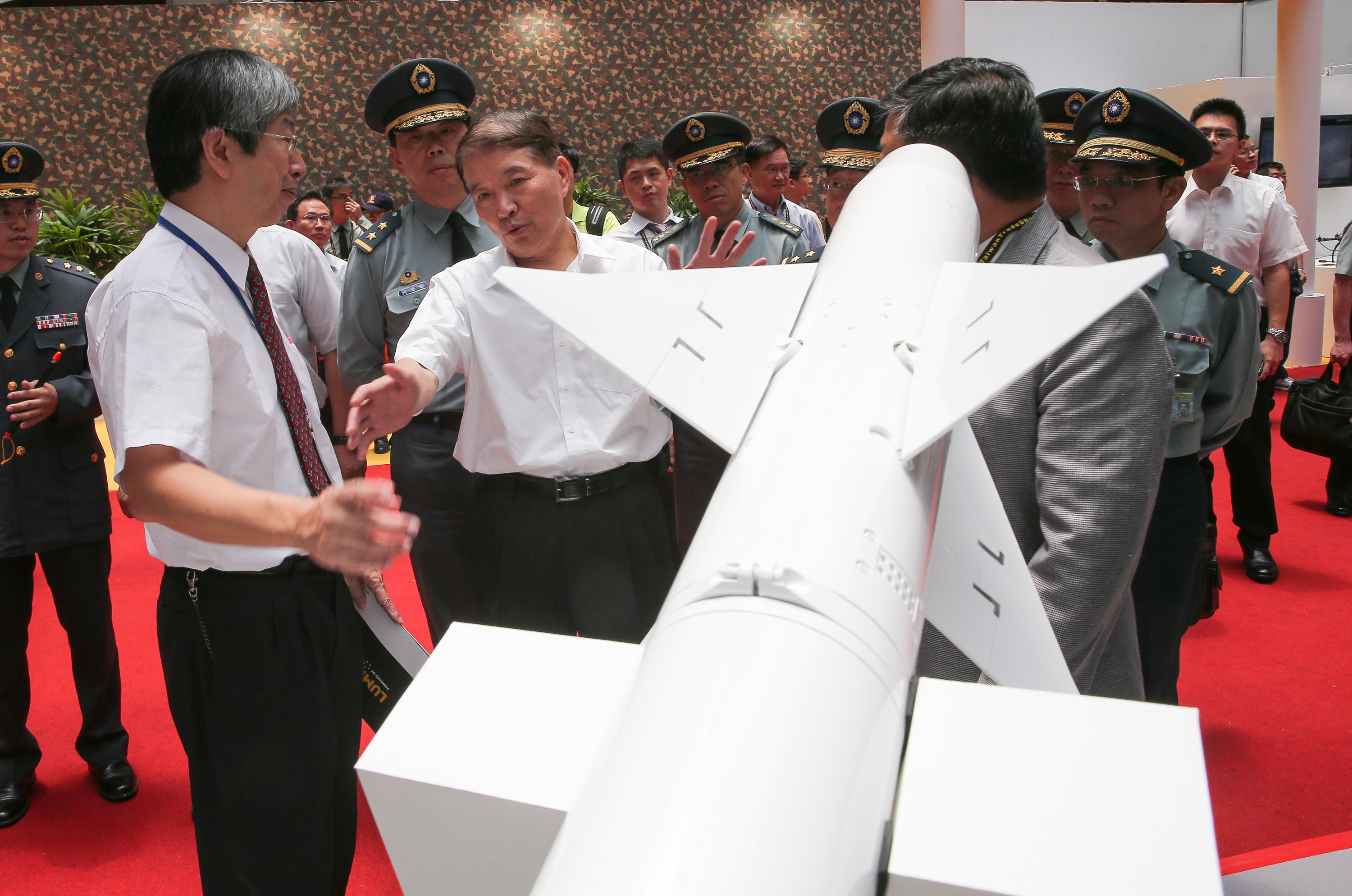 高廣圻（前左2）擔任部長時，國防部曾發函法院，確認張華昌有權繼承祖產。（中央社）