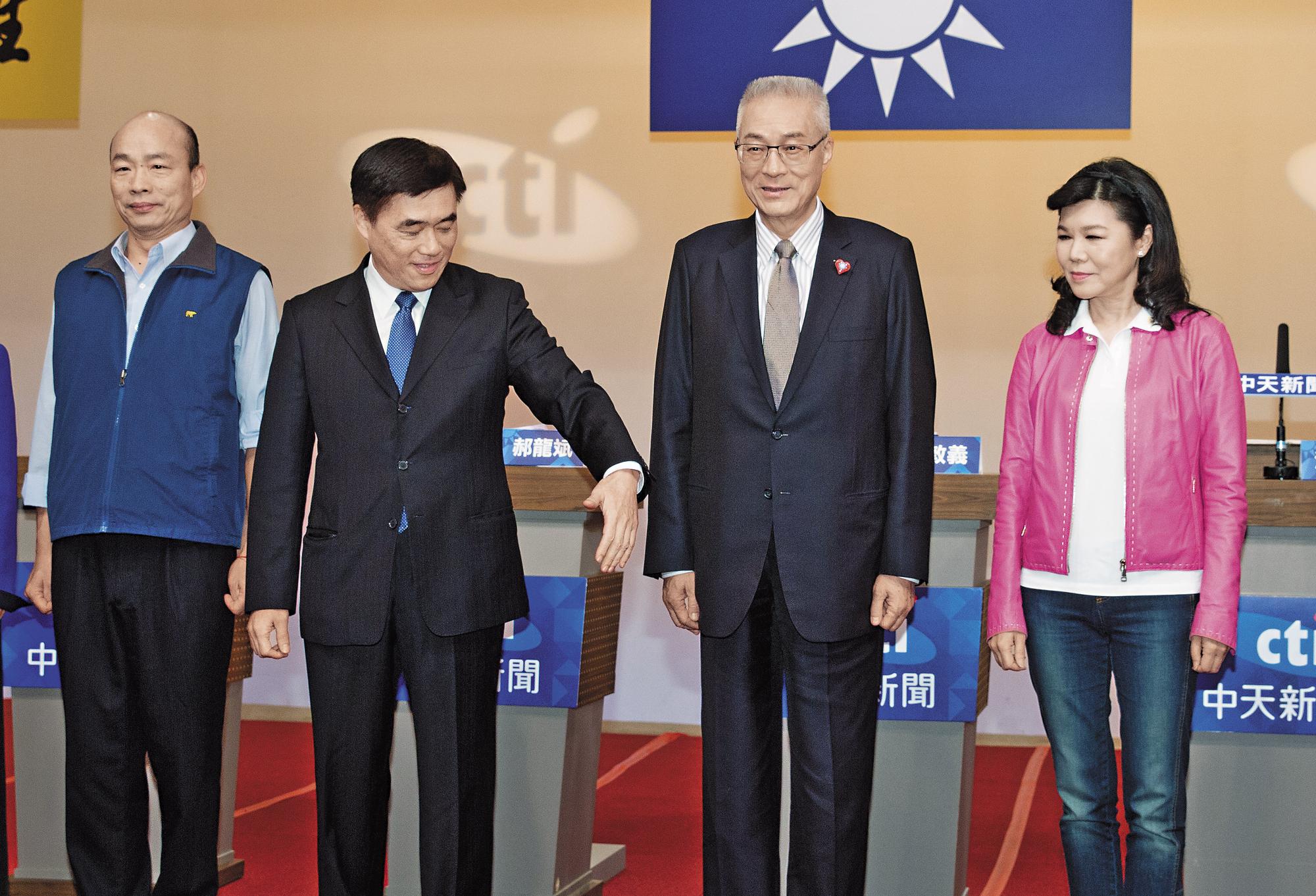 國民黨主席候選人各有盤算,吳敦義力拚首輪過半,郝龍斌則希望在第二輪拿下勝利。