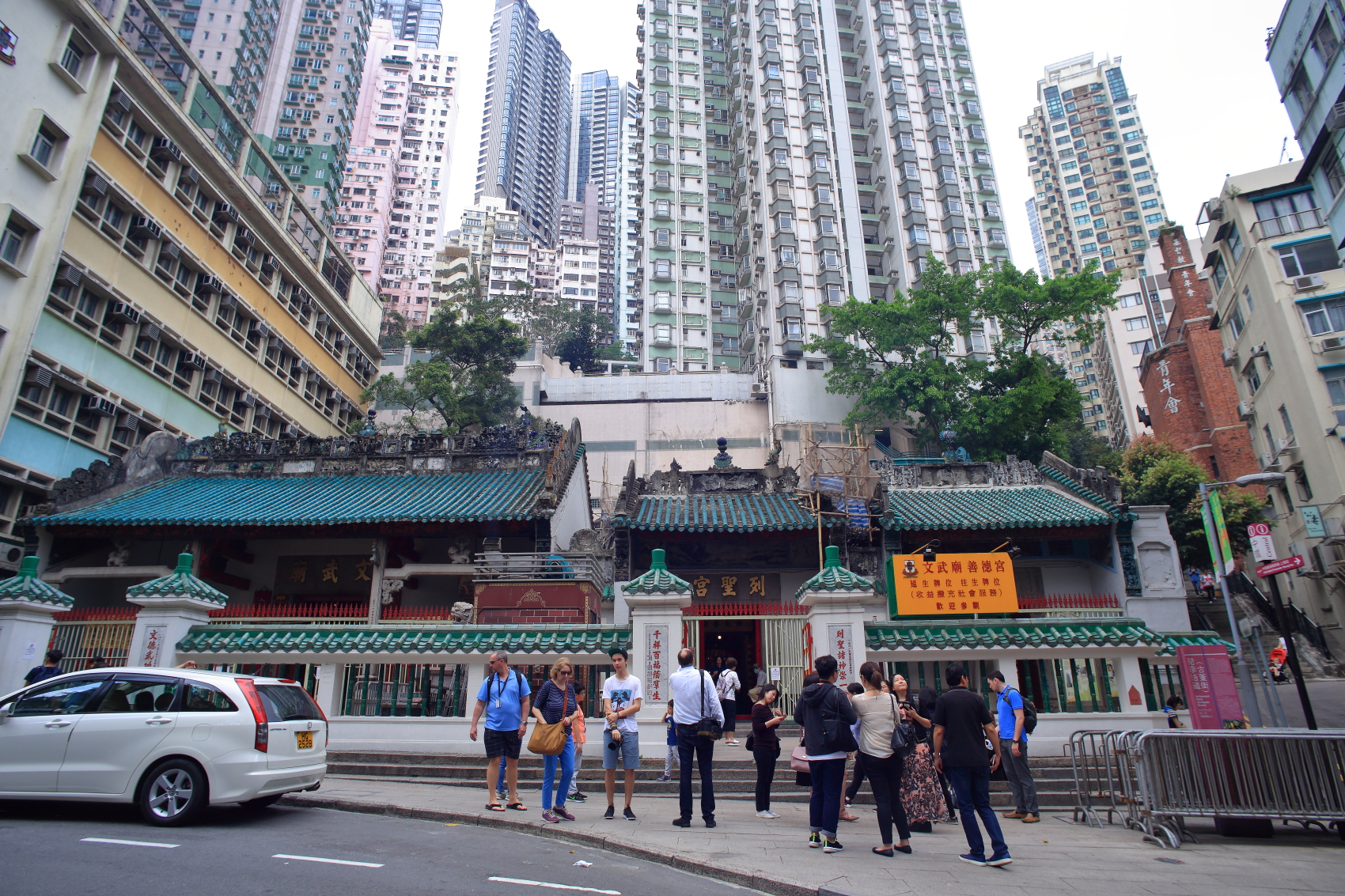 中環文武廟對面公園旁的水坑口街，是香港歷史最悠久的一條街。