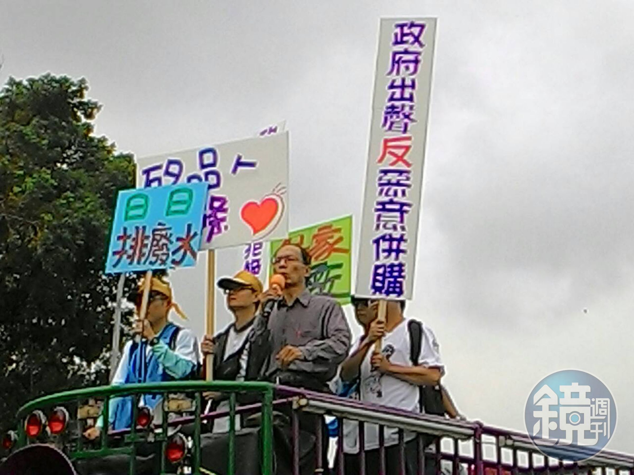 冷尚書曾是前台北市勞工局長鄭村棋（持麥克風者）的愛將，因鄭進入政府體制工作，2人決裂。（中央社）
