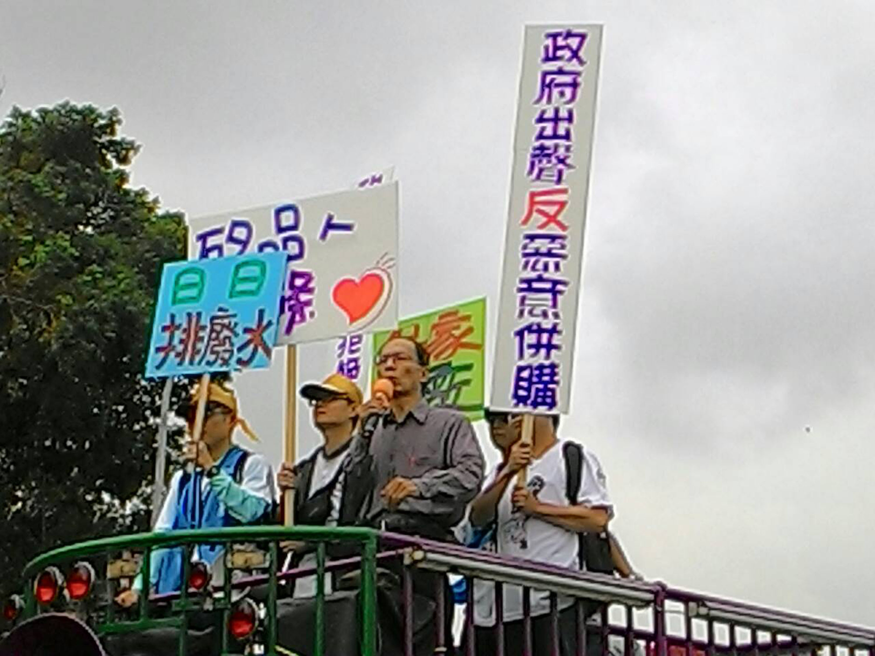 冷尚書曾是前台北市勞工局長鄭村棋（持麥克風者）的愛將，因鄭進入政府體制工作，2人決裂。（中央社）