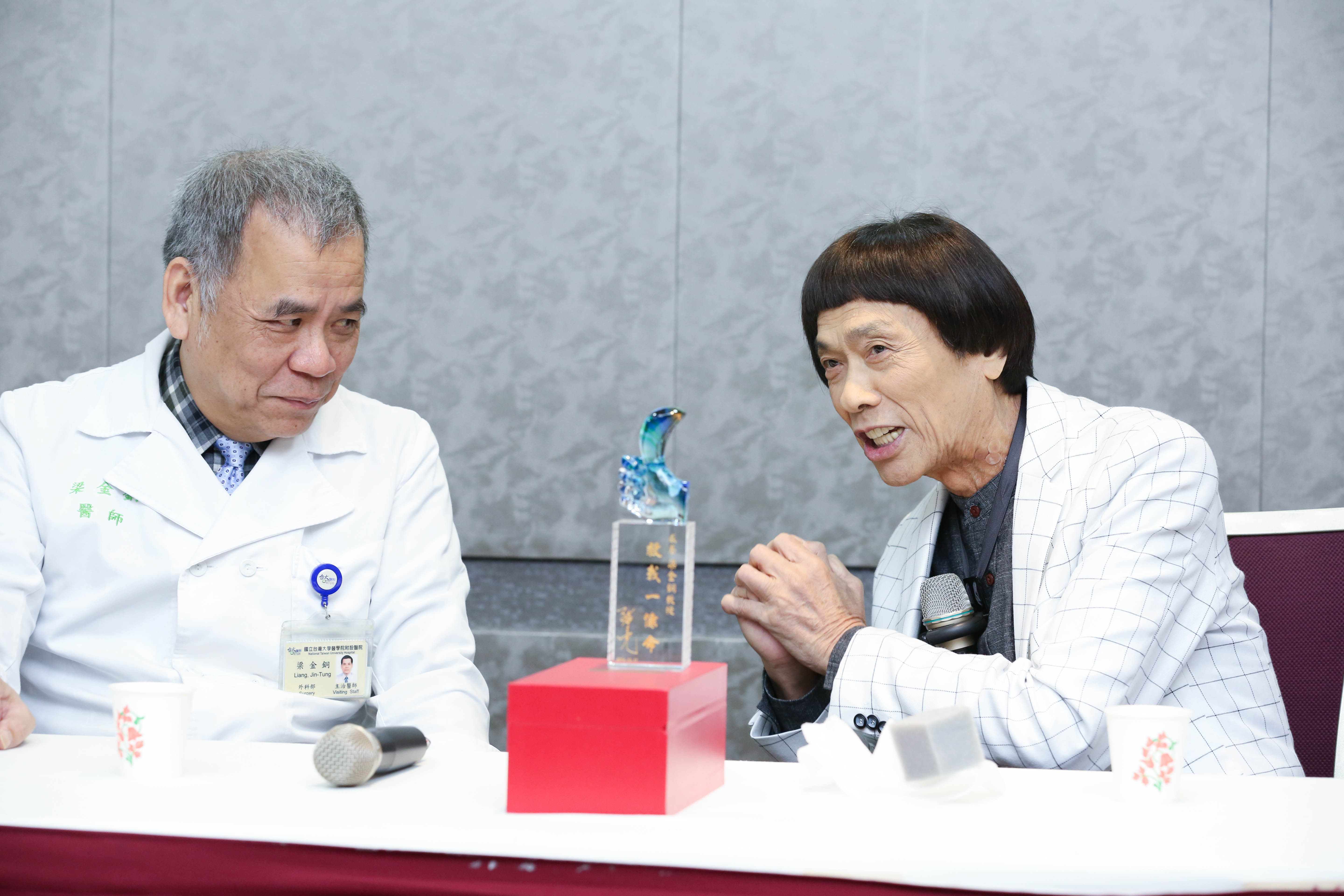 去年10月豬哥亮（右）在台大醫生梁金銅（左）開刀搶救下撿回一命，他在記者會上開心感謝醫療團隊。