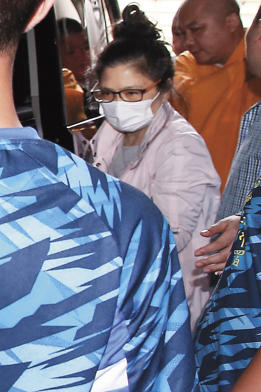 第四任妻子葉瑞美陪伴豬哥亮遺體移至板橋殯儀館。