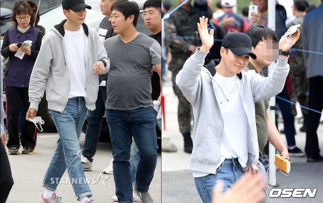 周元16日入伍接受新兵訓練，戴著黑色棒球帽現身。（網路圖片）