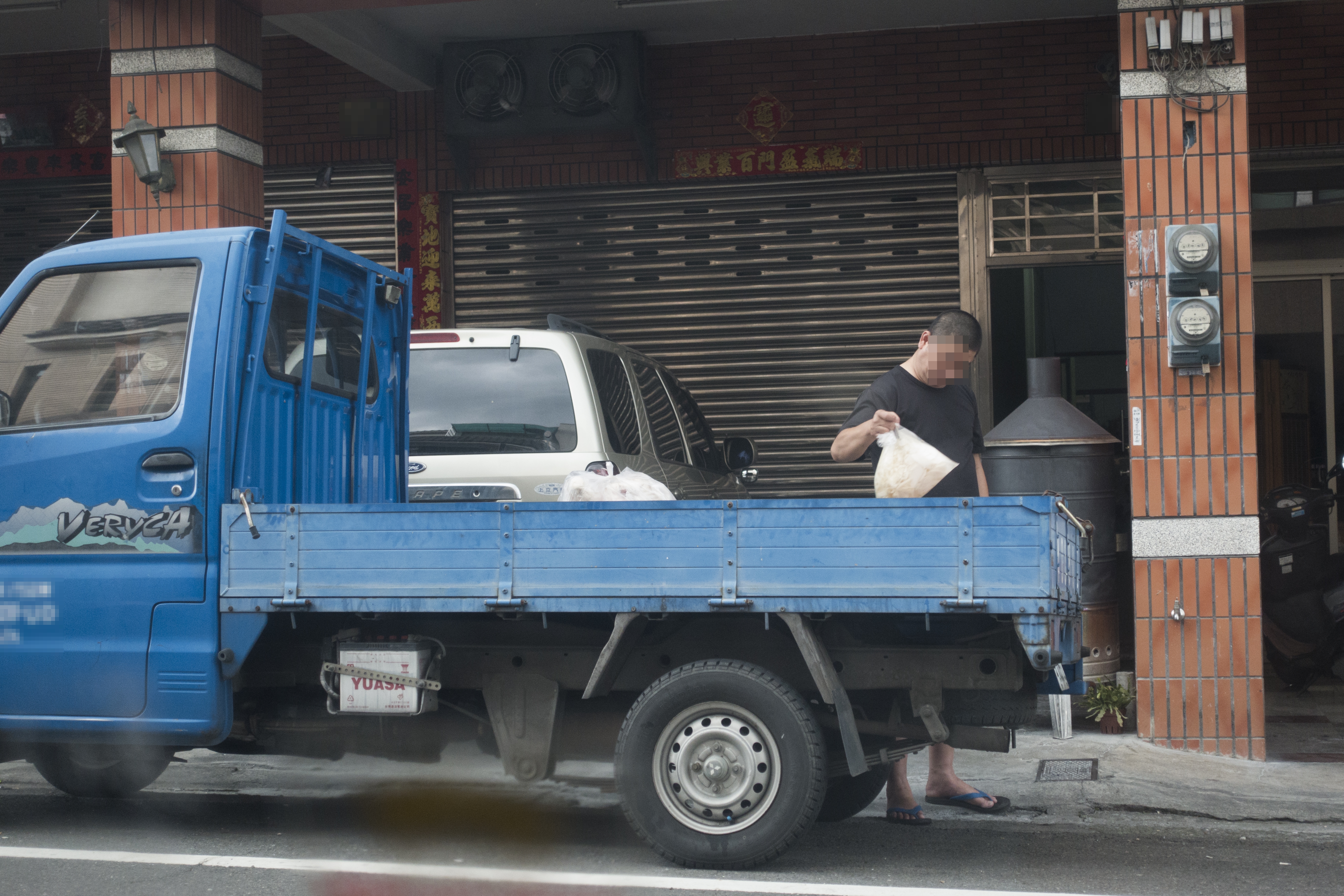 在南投竹山市場賣豬肉、大腸的陳老闆就抱怨現金買貨，也沒比較便宜，還是拿到過期殭屍肉，真是「有夠衰」。