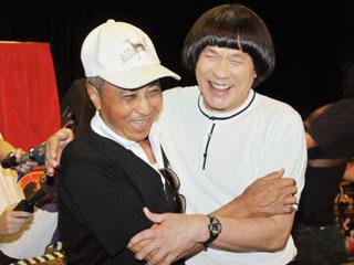 天道盟成立後快速擴張,其中精神領袖羅福助從政,楊登魁(圖左)則經商有成轉進娛樂圈。右為已故藝人豬哥亮。(本刊資料照)