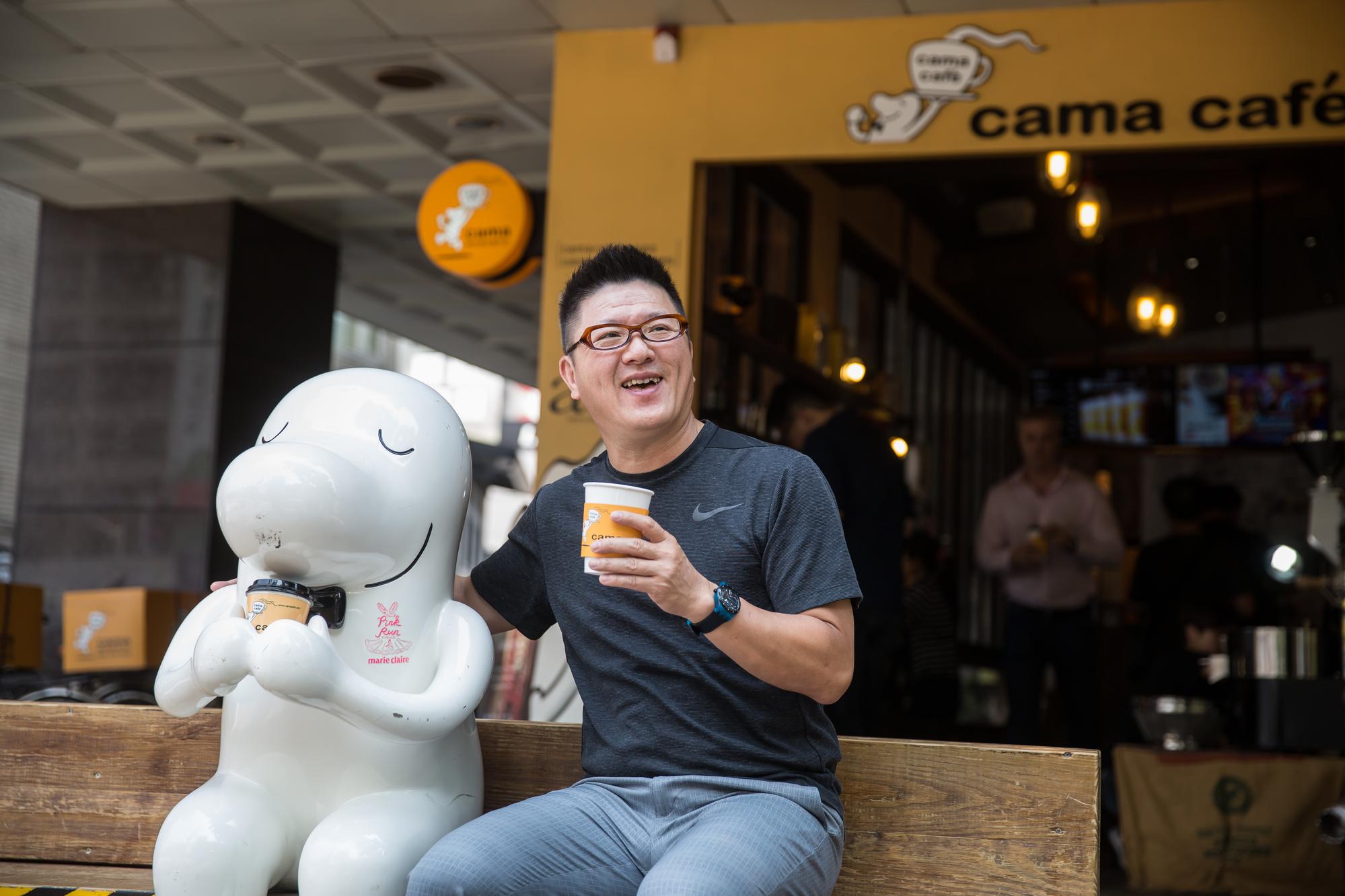 何炳霖將日本人愛用「企業公仔」文化融入cama café,全台101家門市,都有cama baby的大型公仔。