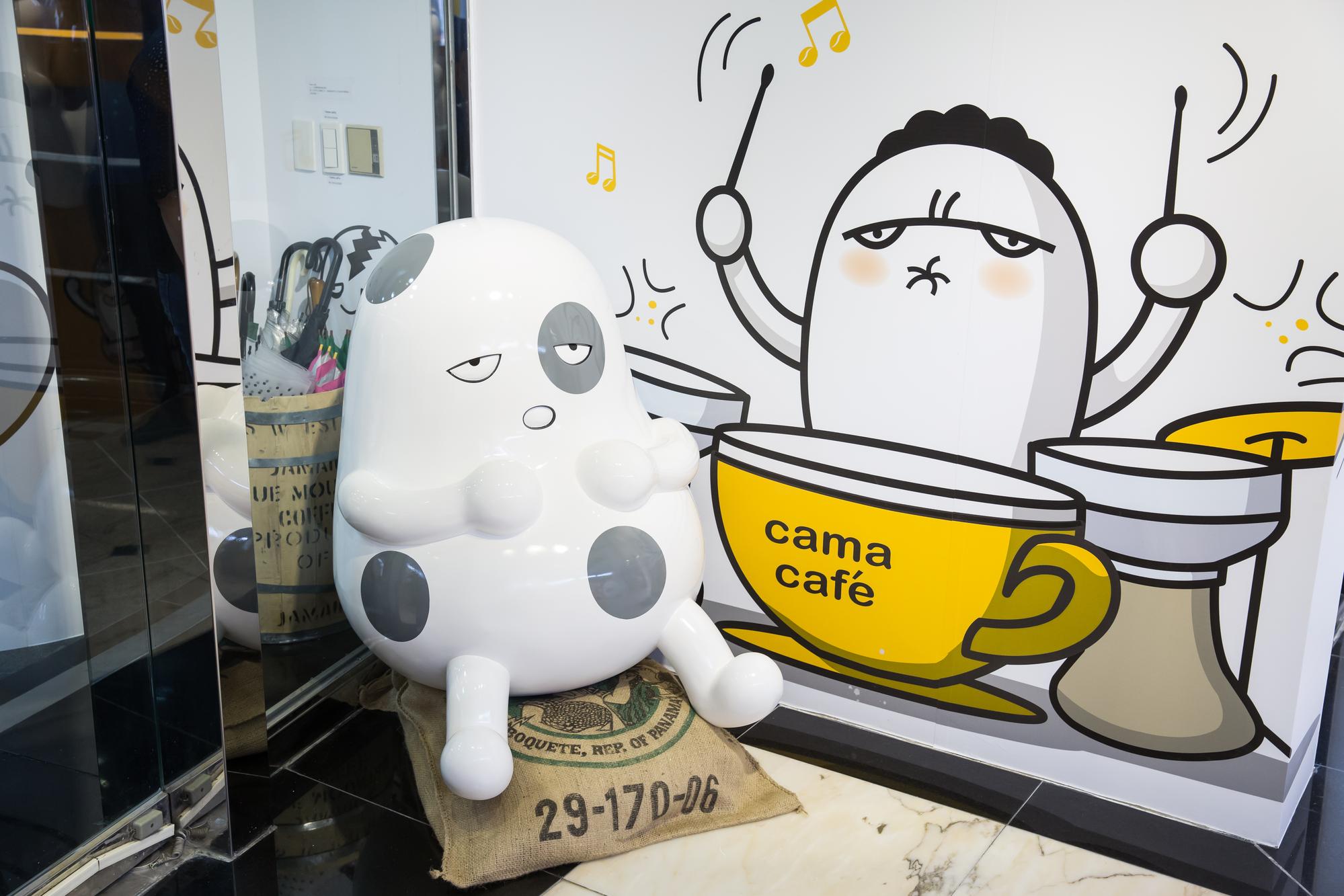 cama café總部內的大型壞豆公仔,圖為發霉豆。