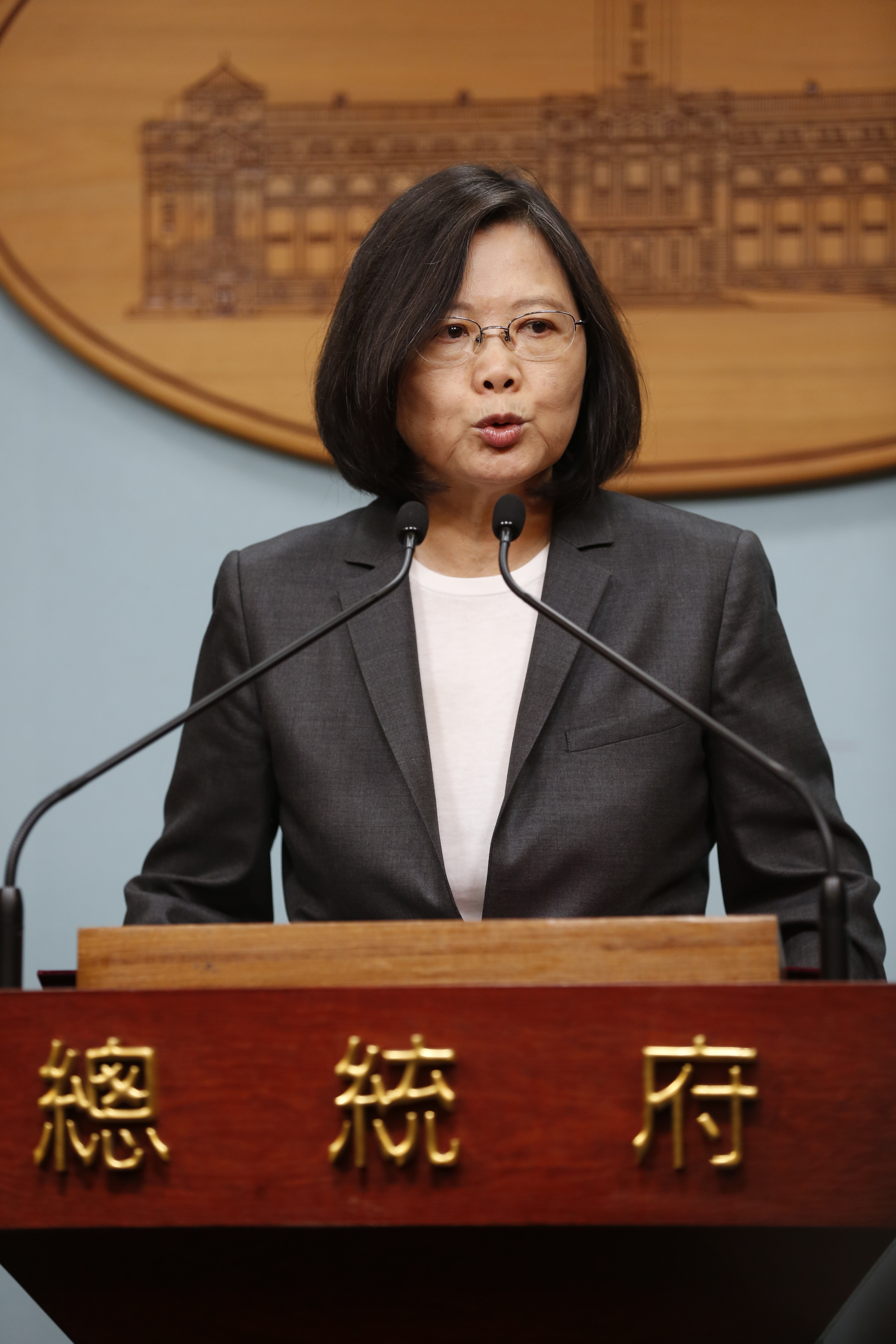 總統蔡英文任職屆滿週年，開啟陸資在台買房一扇窗，顯示她有意解開兩岸僵局。 