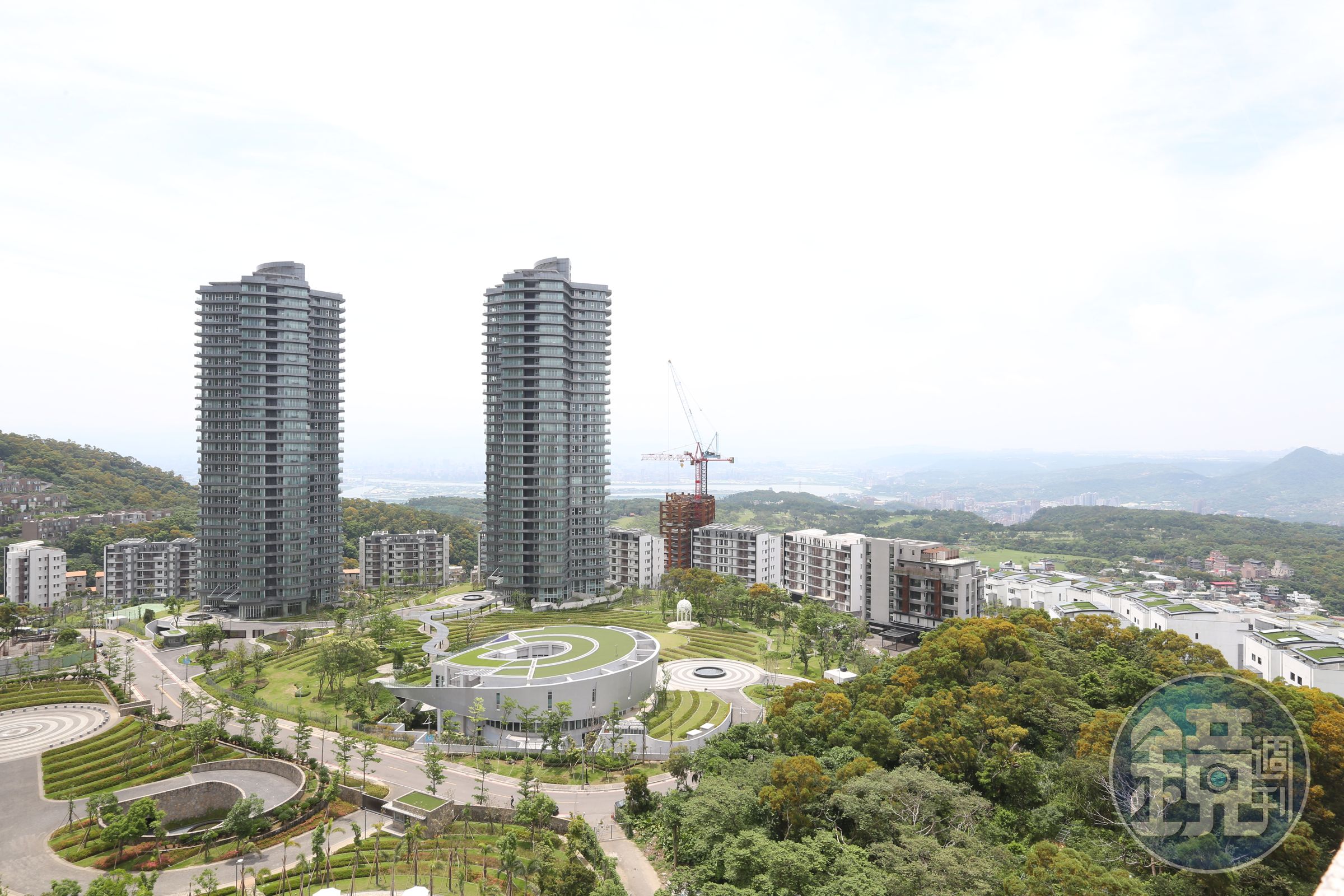 淡水小坪頂豪宅「萬通2011」是陸資買房最多社區，政府核許44位大陸富豪過戶，具指標意義。 