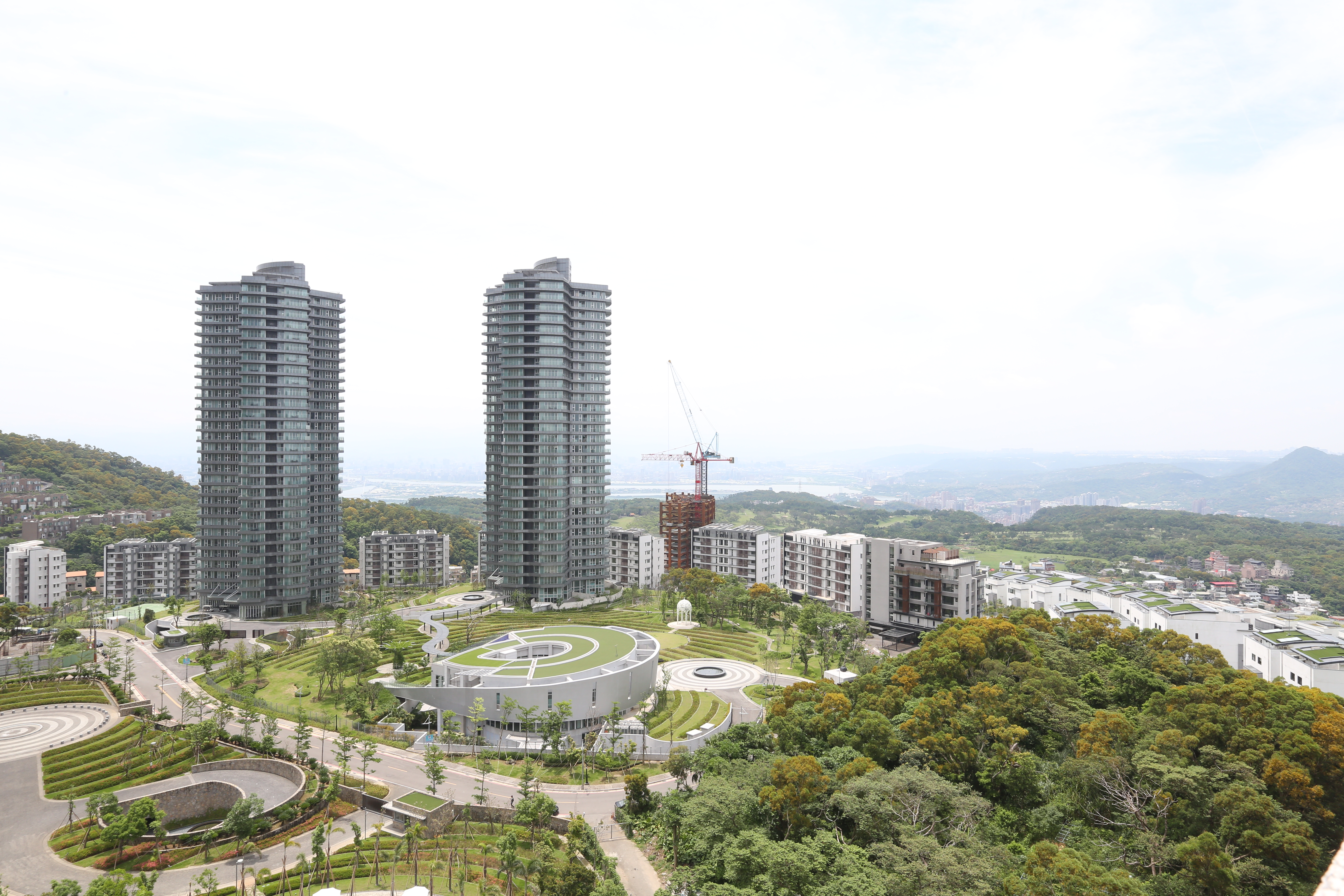 淡水小坪頂豪宅「萬通2011」是陸資買房最多社區，政府核許44位大陸富豪過戶，具指標意義。 