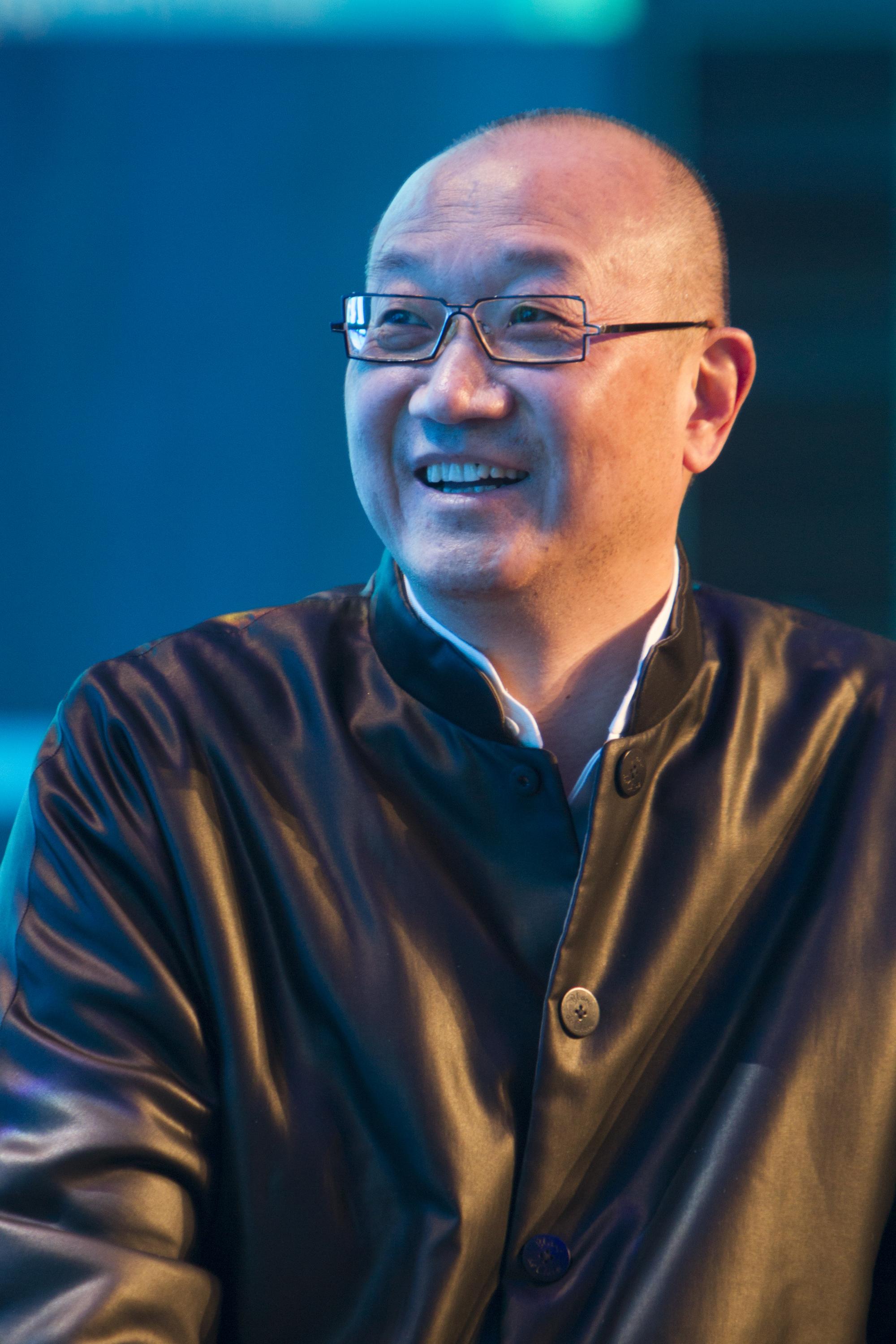 馮侖曾獲中國房地產十大風雲人物,同時是掌控新台幣10兆元資產的中國超級富豪俱樂部「泰山會」成員。圖取自東方IC