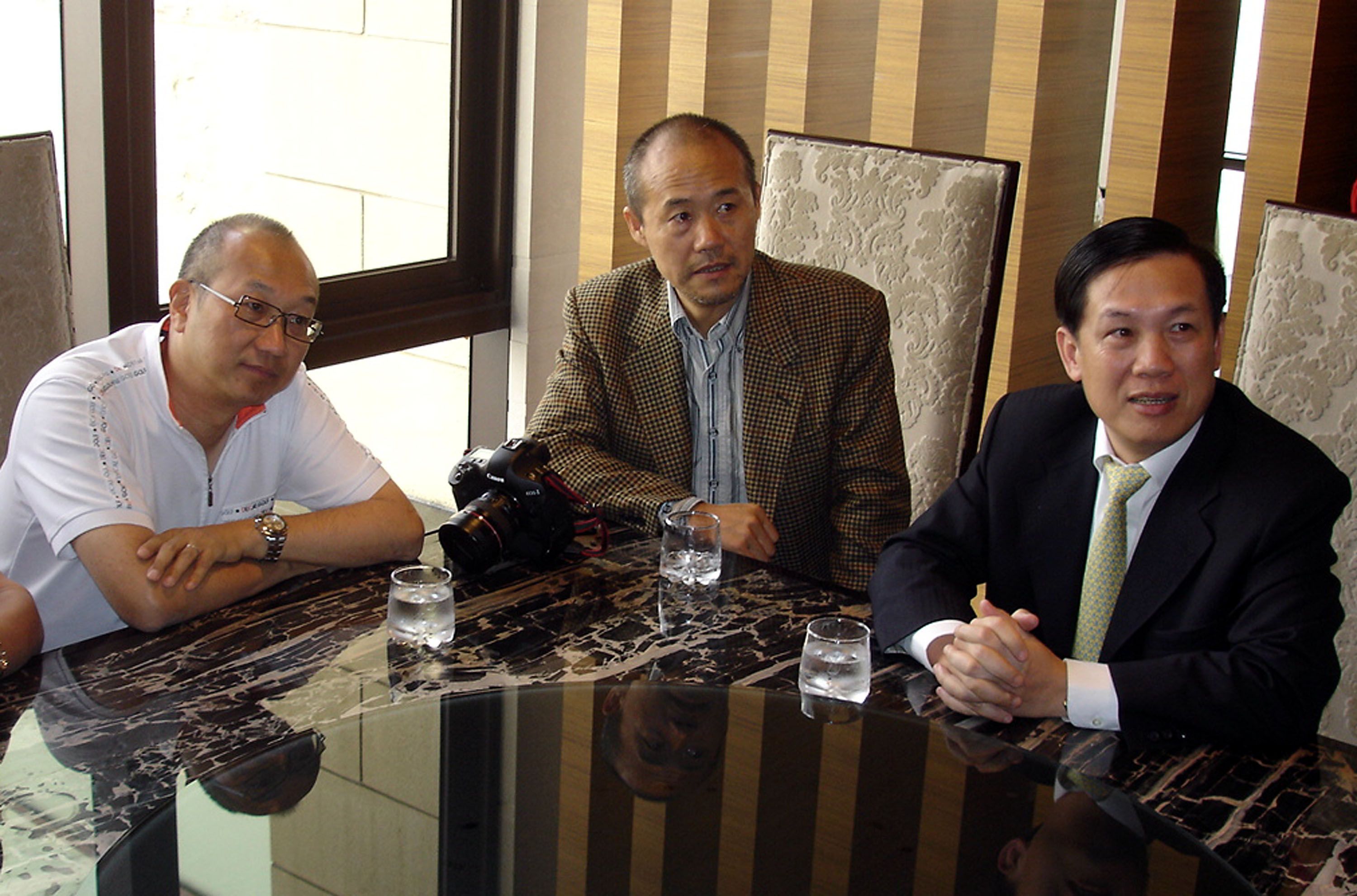 馮侖(左)及大陸萬科集團董事長王石（中）曾率團來台參觀豪宅，由鄉林集團董事長賴正鎰（右）陪同招待。  
