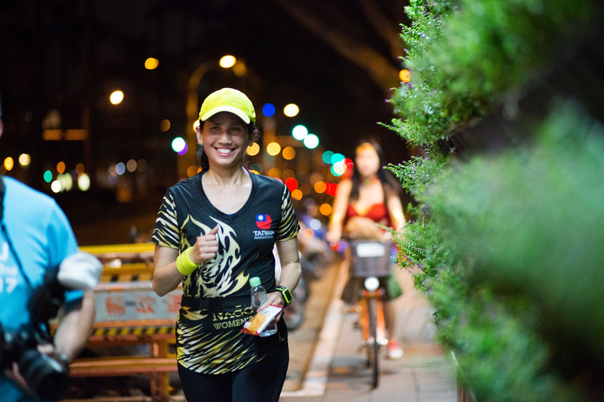 於是，這一群全台灣最有專注力的女生，一起快樂奔跑！跑步的笑容好美，社團中的拍照好手捕捉到這美麗的畫面。