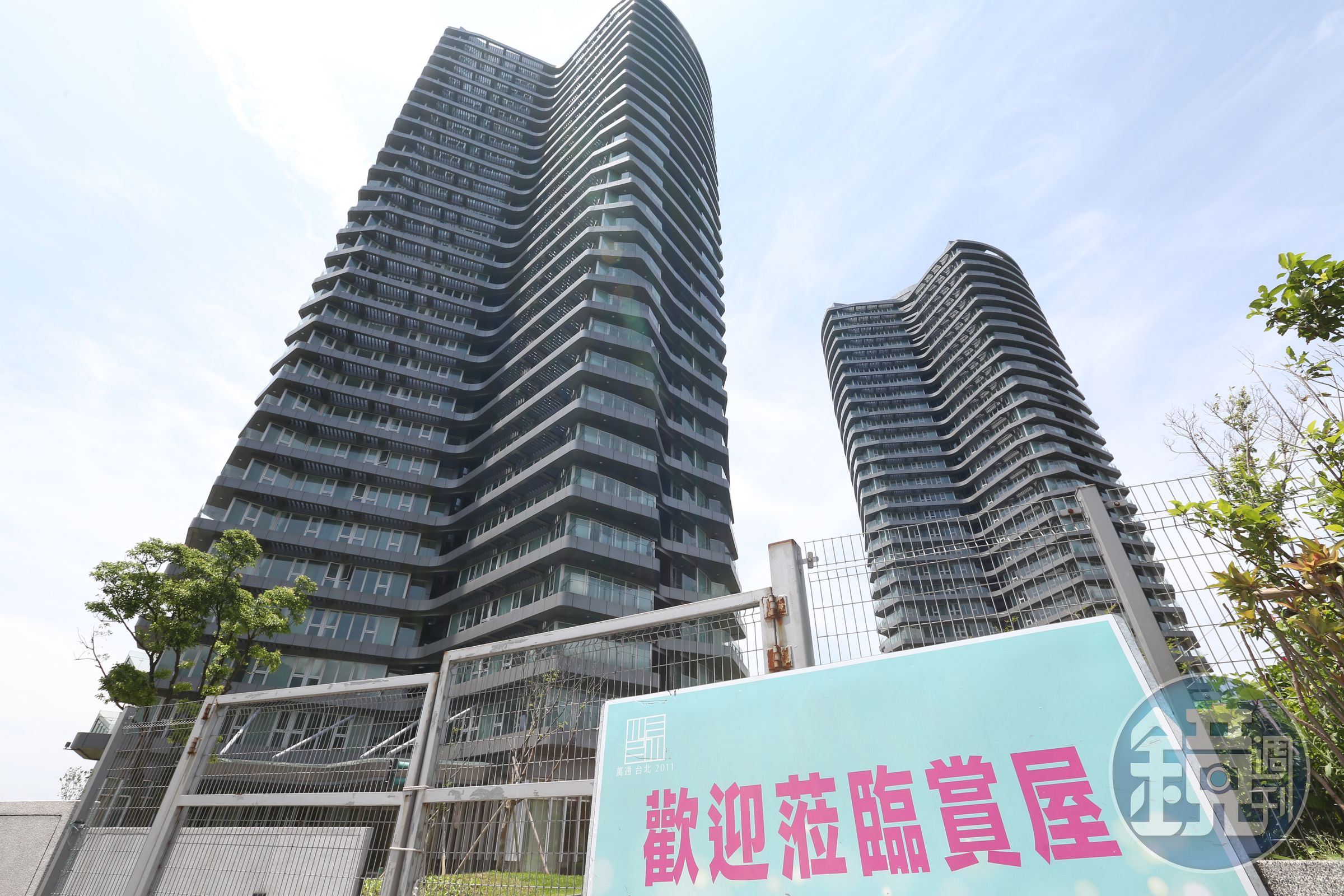 淡水小坪頂豪宅「萬通2011」是全台第一個由大陸人投資、大量購買的建案。 