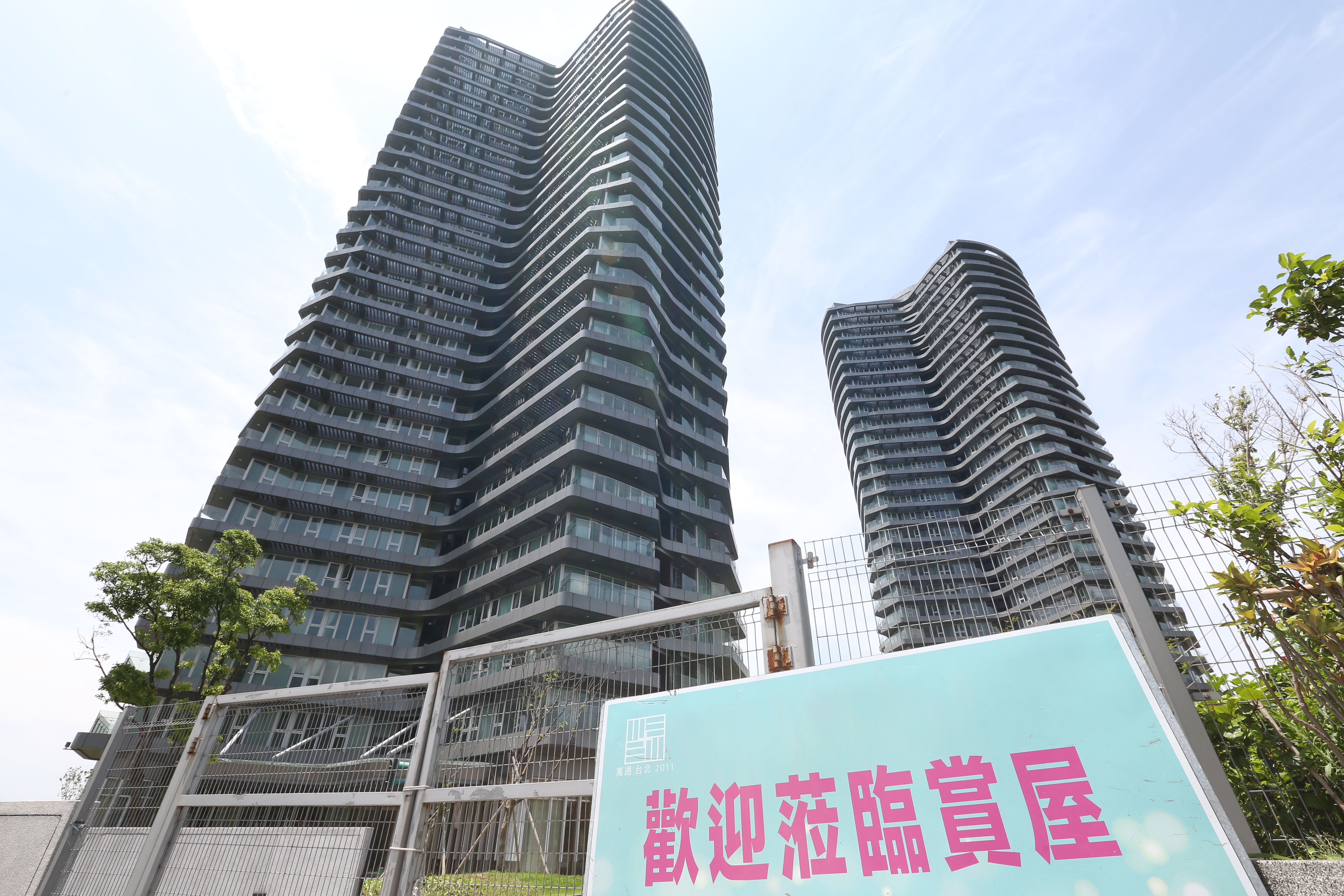 淡水小坪頂豪宅「萬通2011」是全台第一個由大陸人投資、大量購買的建案。 