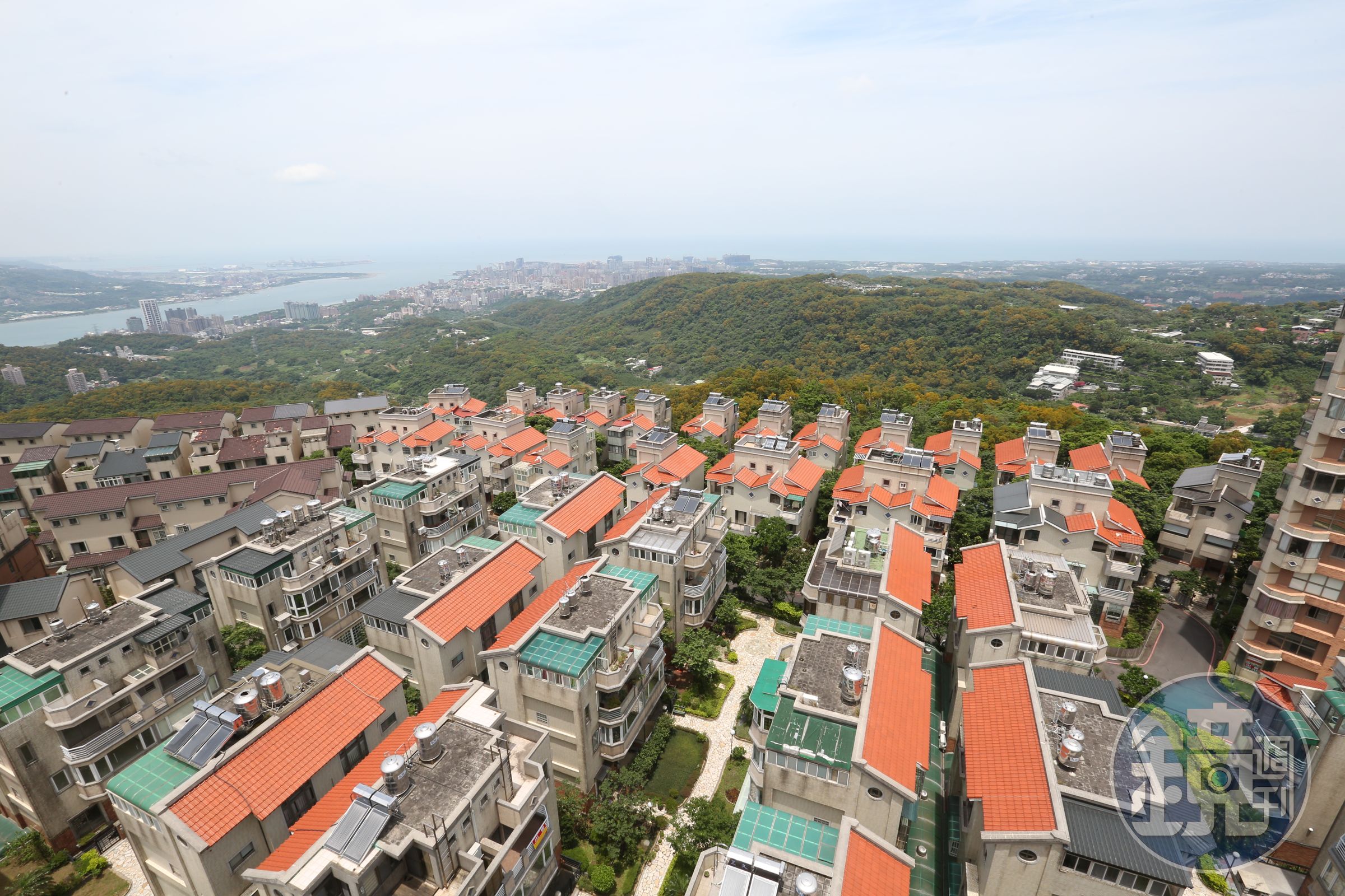 小坪頂前擁台北盆地、後靠陽明山，可俯瞰淡水河出海口，景觀壯闊聚集富豪在此購屋做渡假會所。 