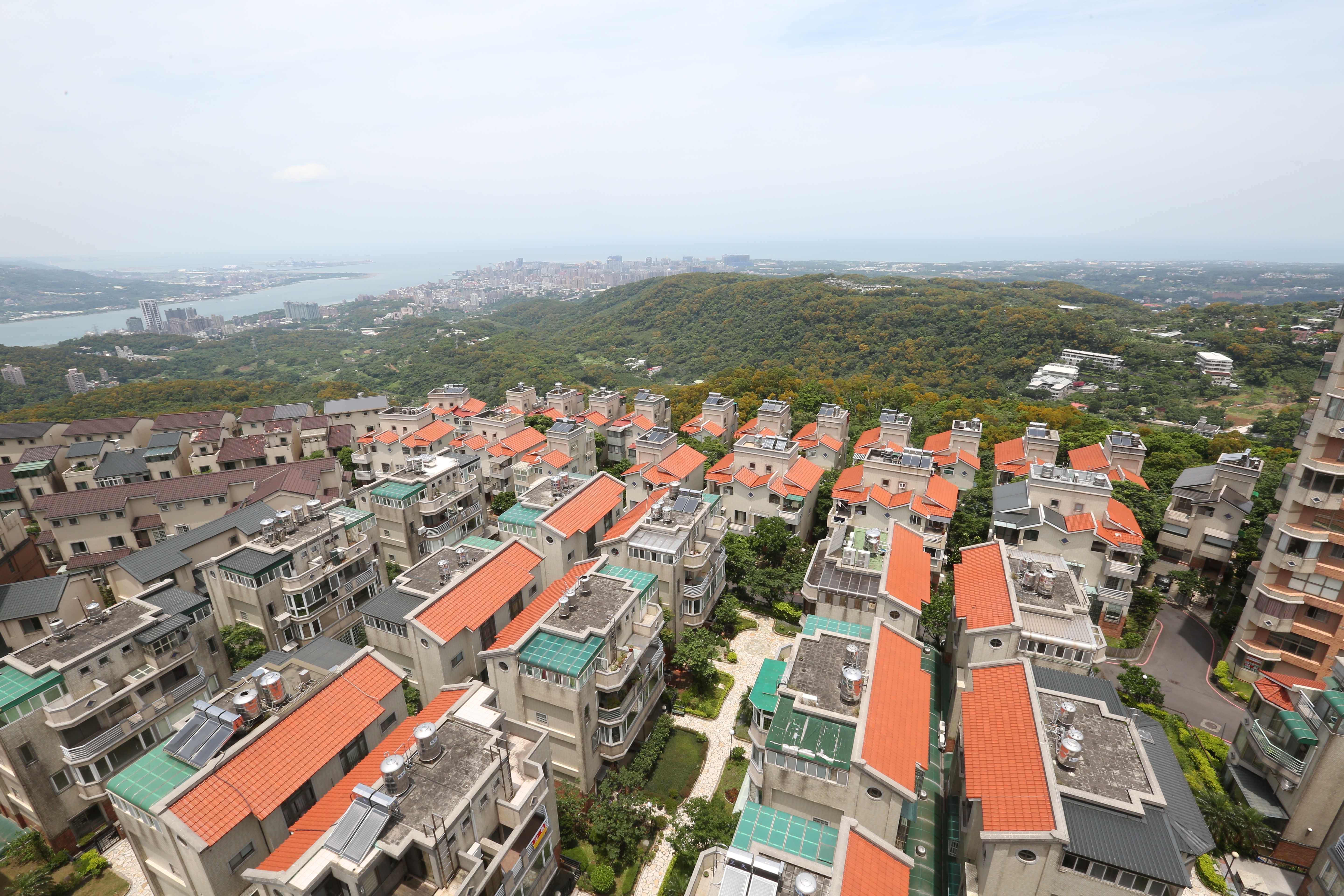 小坪頂前擁台北盆地、後靠陽明山，可俯瞰淡水河出海口，景觀壯闊聚集富豪在此購屋做渡假會所。 