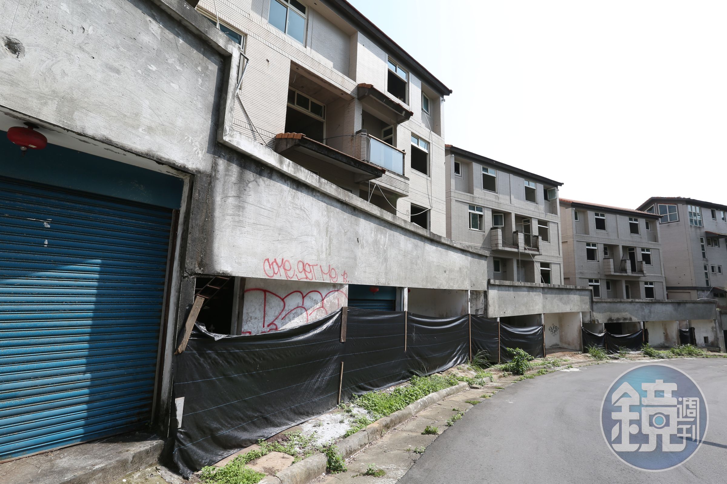 早年有8家建商同時「賣掛」在小坪頂，留下不少爛尾樓，成為台灣營建史上有名的「八卦山」。 