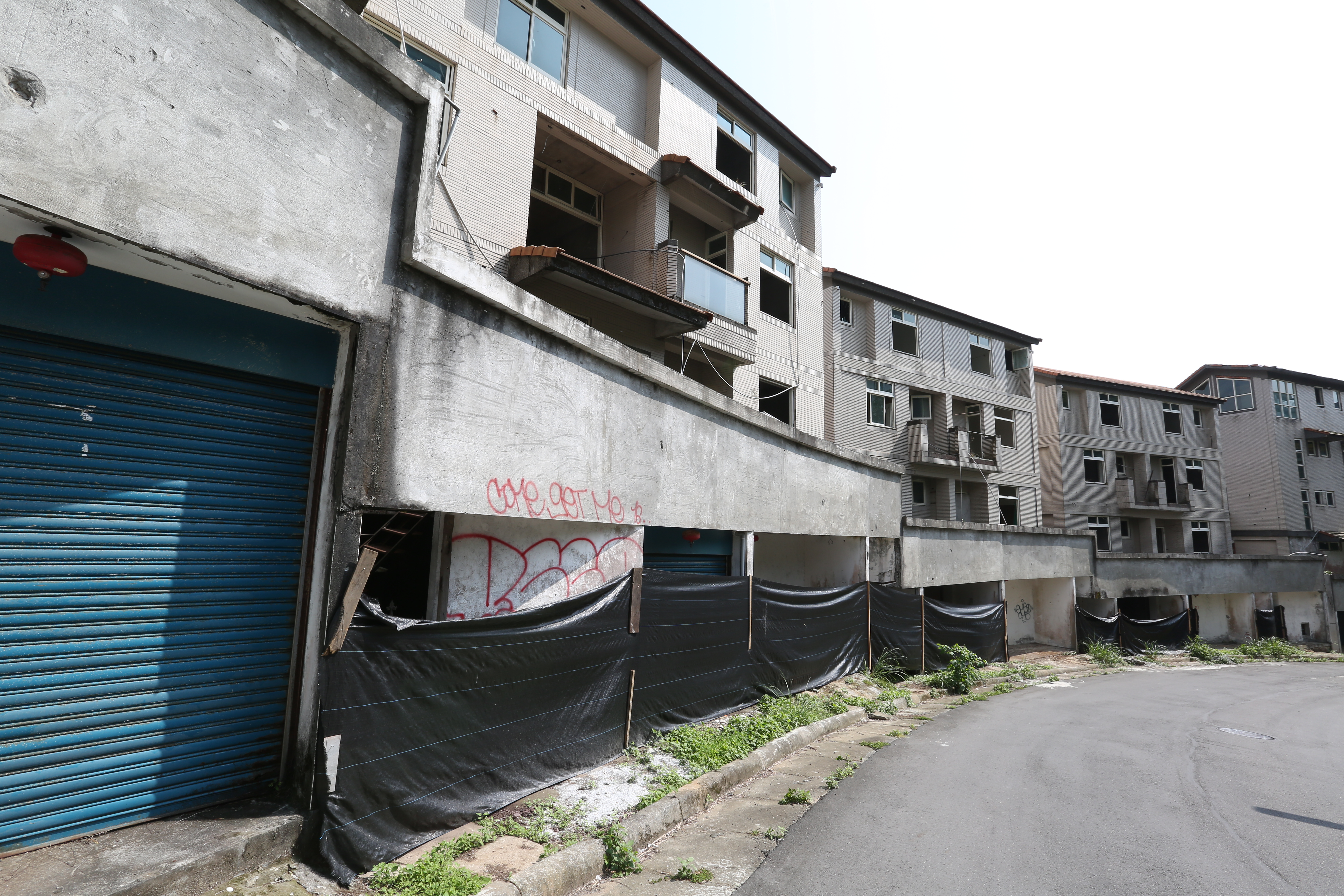 早年有8家建商同時「賣掛」在小坪頂，留下不少爛尾樓，成為台灣營建史上有名的「八卦山」。 