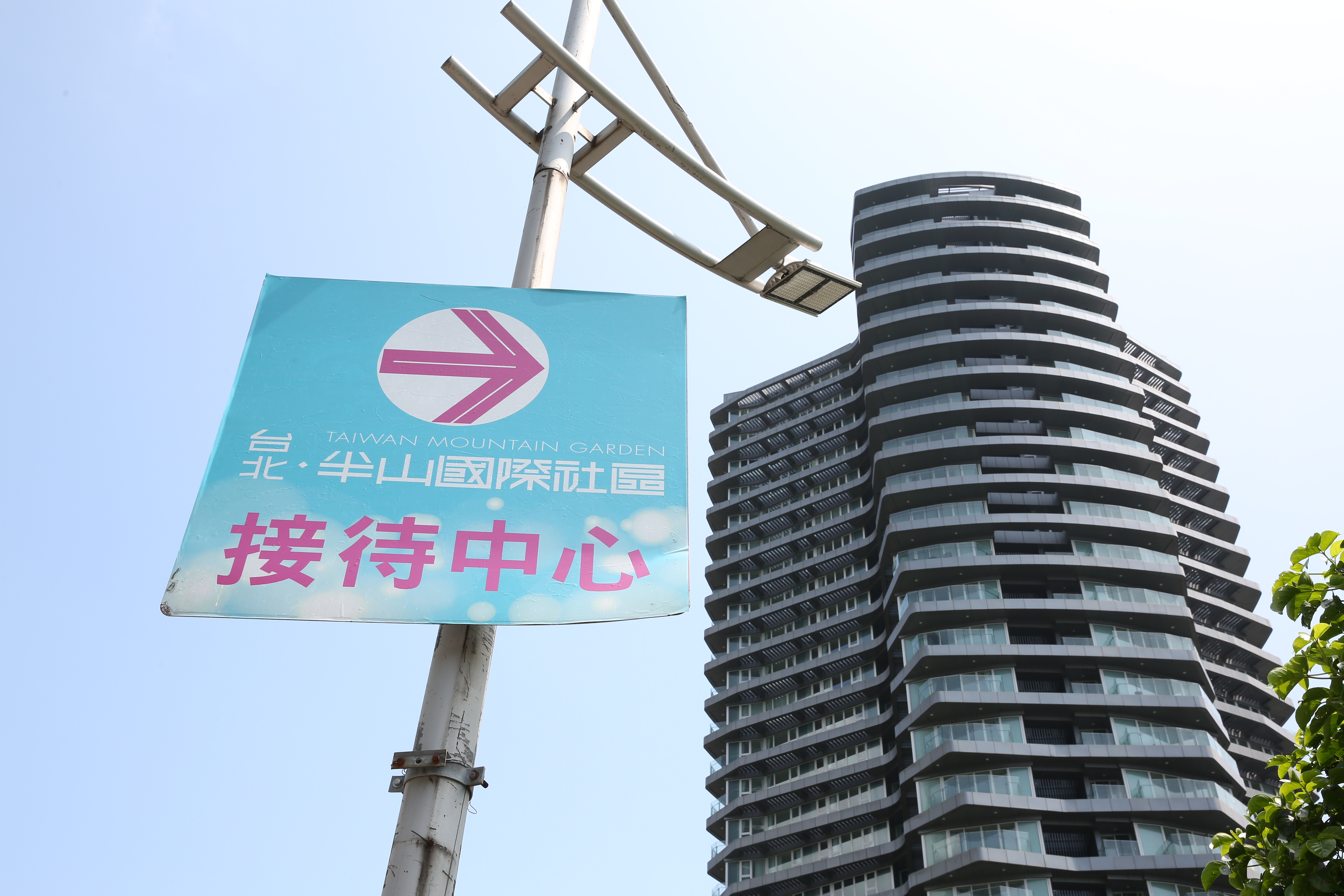 大陸人來台買房不能有黨政軍身分，且有同社區或同棟不能超過10%陸資限制。 