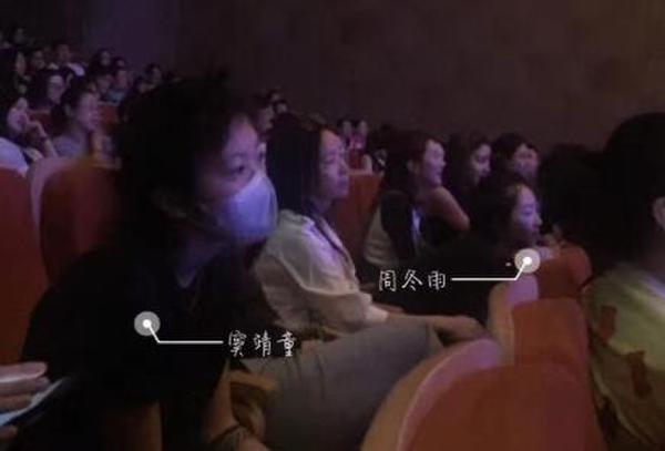 周冬雨與竇靖童多次被目擊一起出遊，近日又與周冬雨媽媽（中）一起去看話劇。