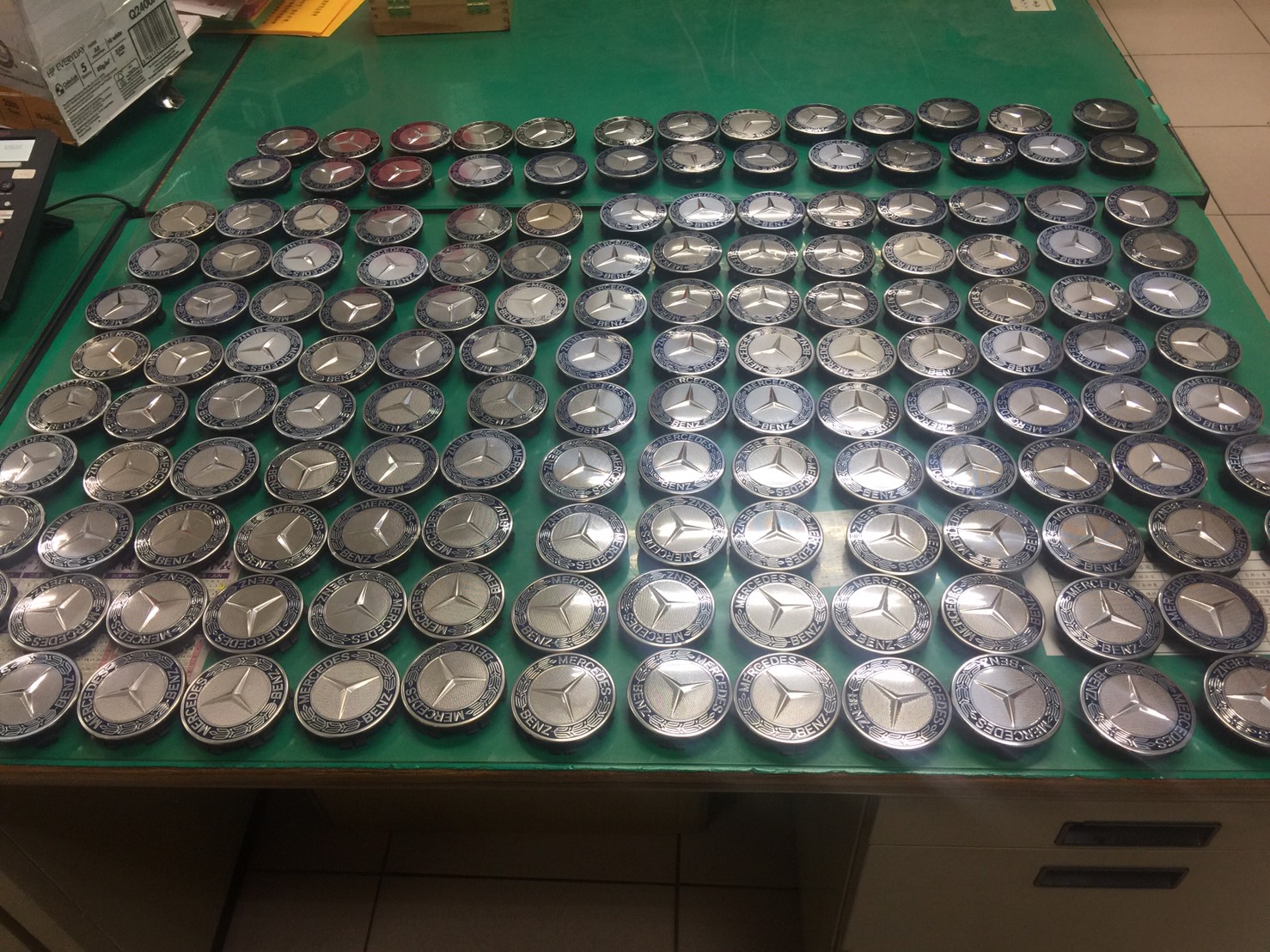 竊賊鍾愛「賓士」，光一個月內就偷了152個輪圈蓋，一字排開相當壯觀。