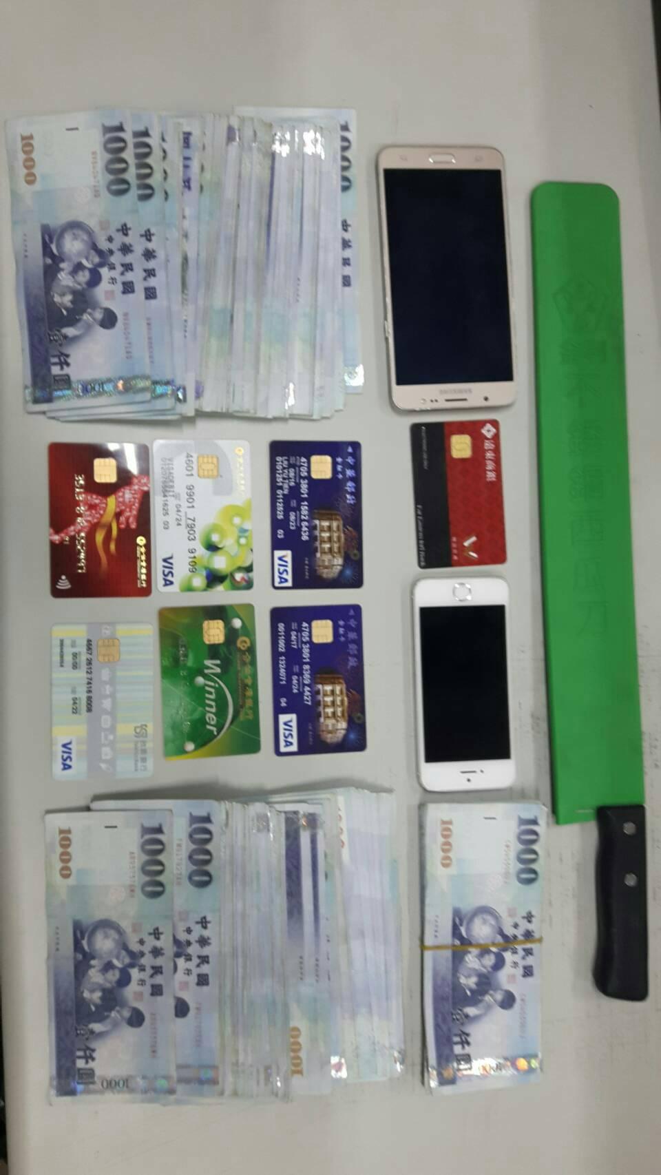 警方起獲25萬贓款以及提款卡、西瓜刀等贓物。