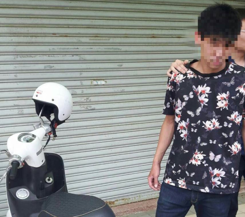 張姓車手不知黃雀在後，得手後在偏僻巷道數錢時被圍捕。