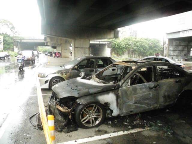 張男燒炭不成還波及旁車,被依公共危險罪嫌送辦。