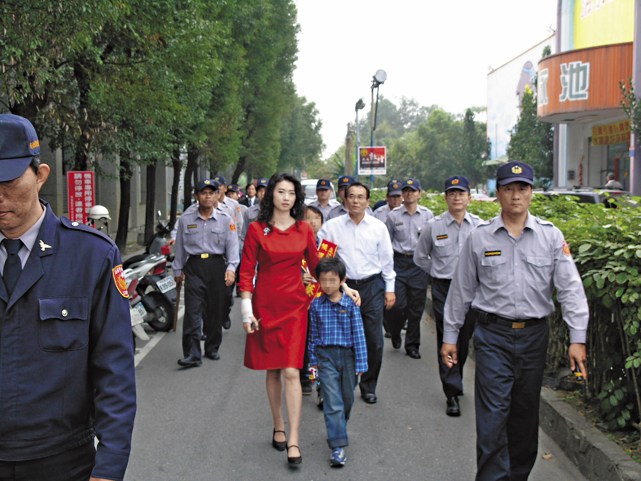 前立委蔡豪當年參選連任時受到黑函攻擊,他和妻小在抽籤後由多位警察護送離開。(聯合知識庫)