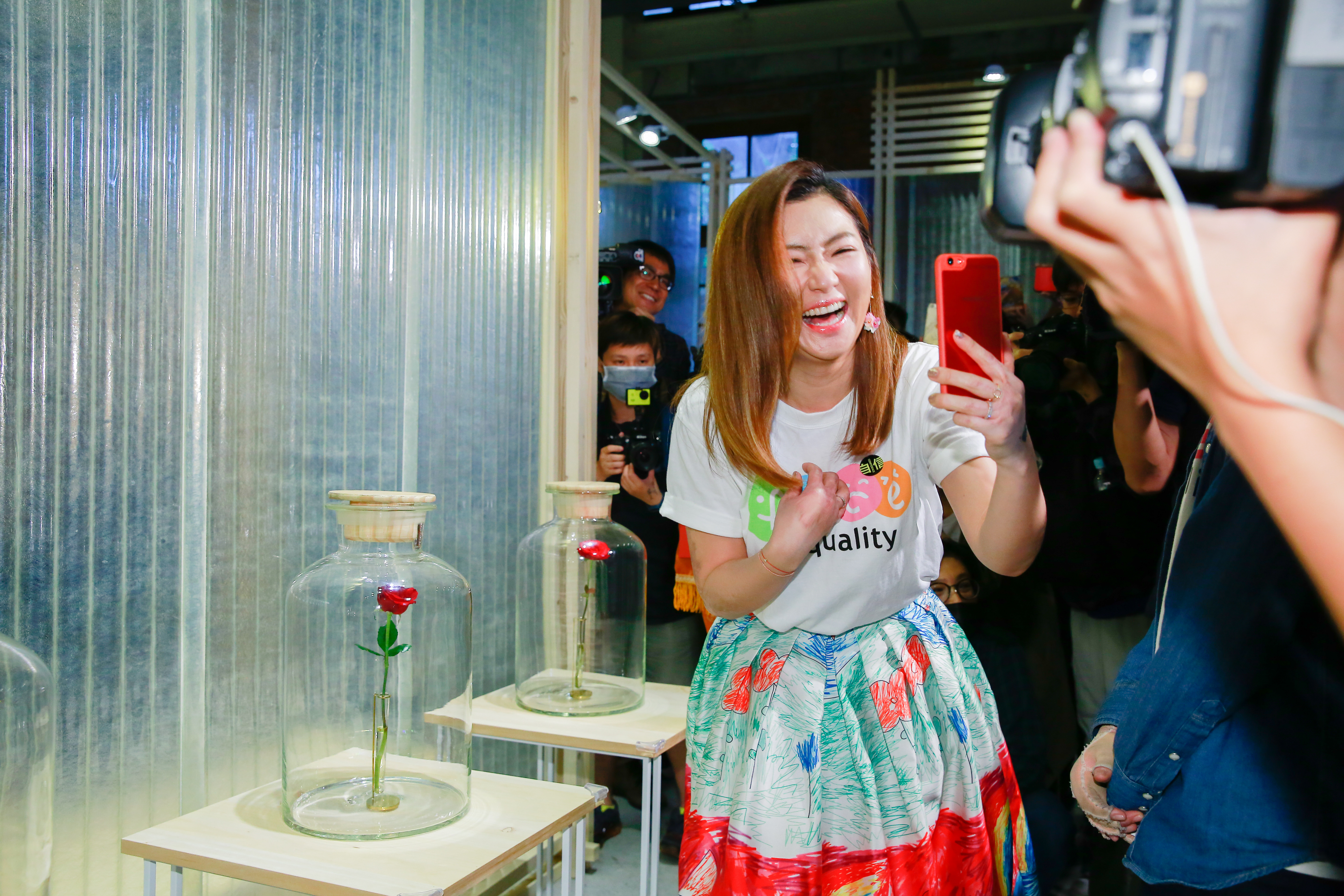 記者會上，Selina自拍拍人很開心，稱還是希望有不期而遇的浪漫。