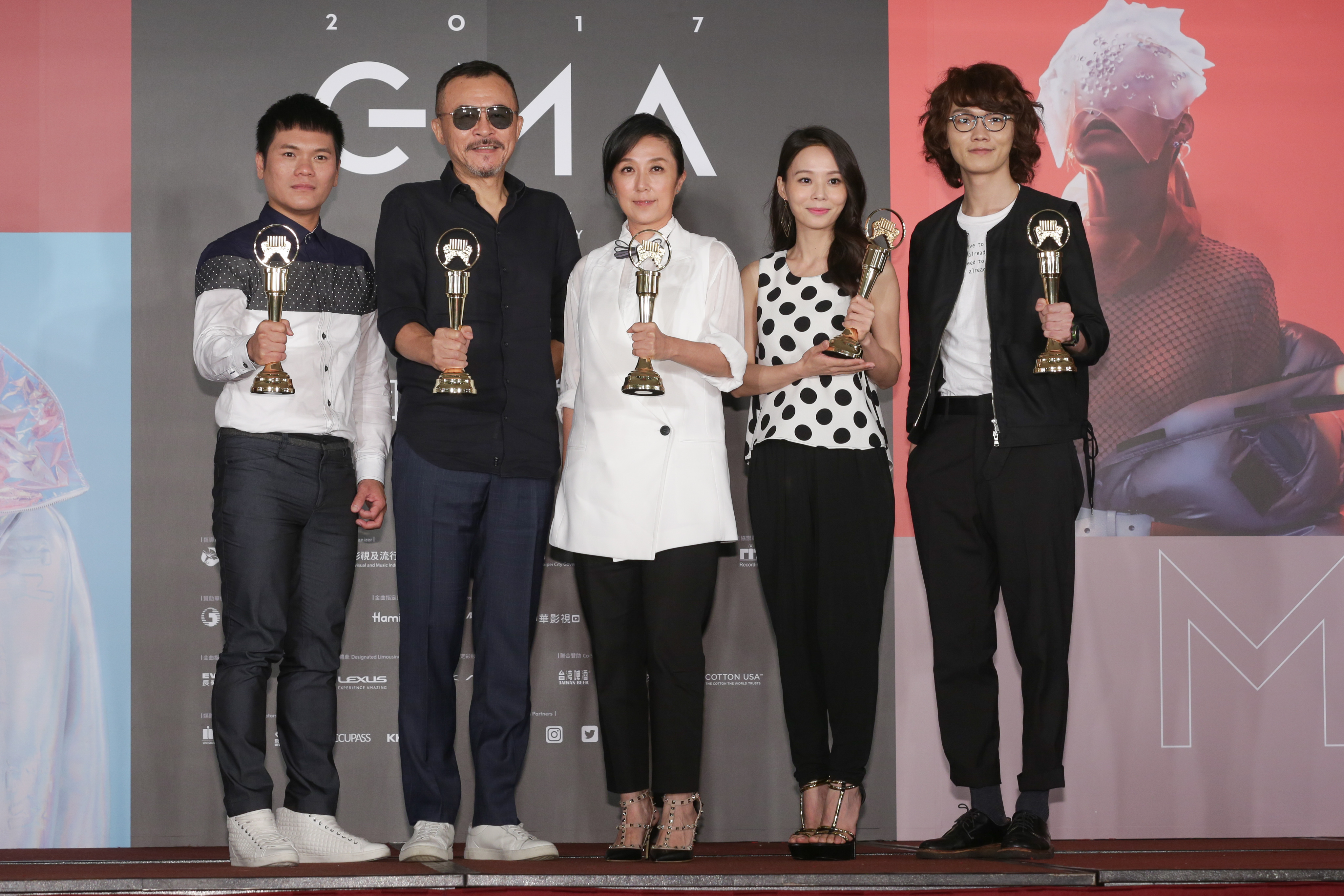 舒米恩( 左起）、黃連煜、黃韻玲、孫淑媚和謝震廷一起出席金曲入圍公布記者會。