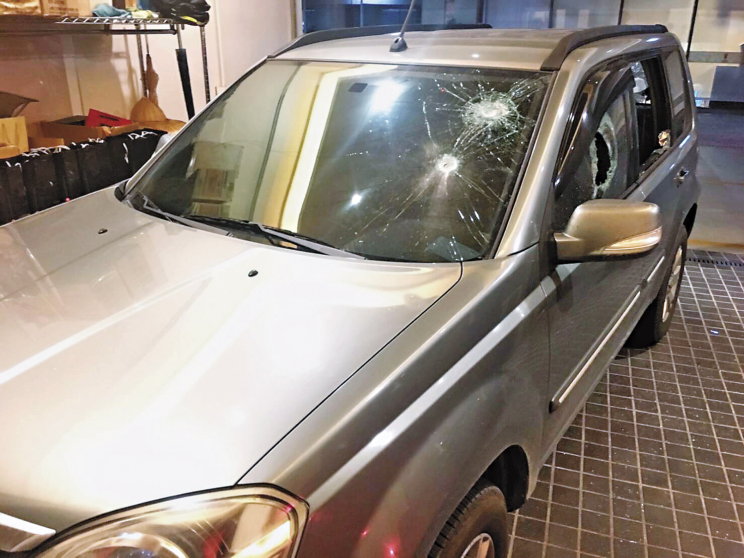 宋麗華司機的私人休旅車暫停在地下室，被蔡豪持球棒砸毀多面車窗。
