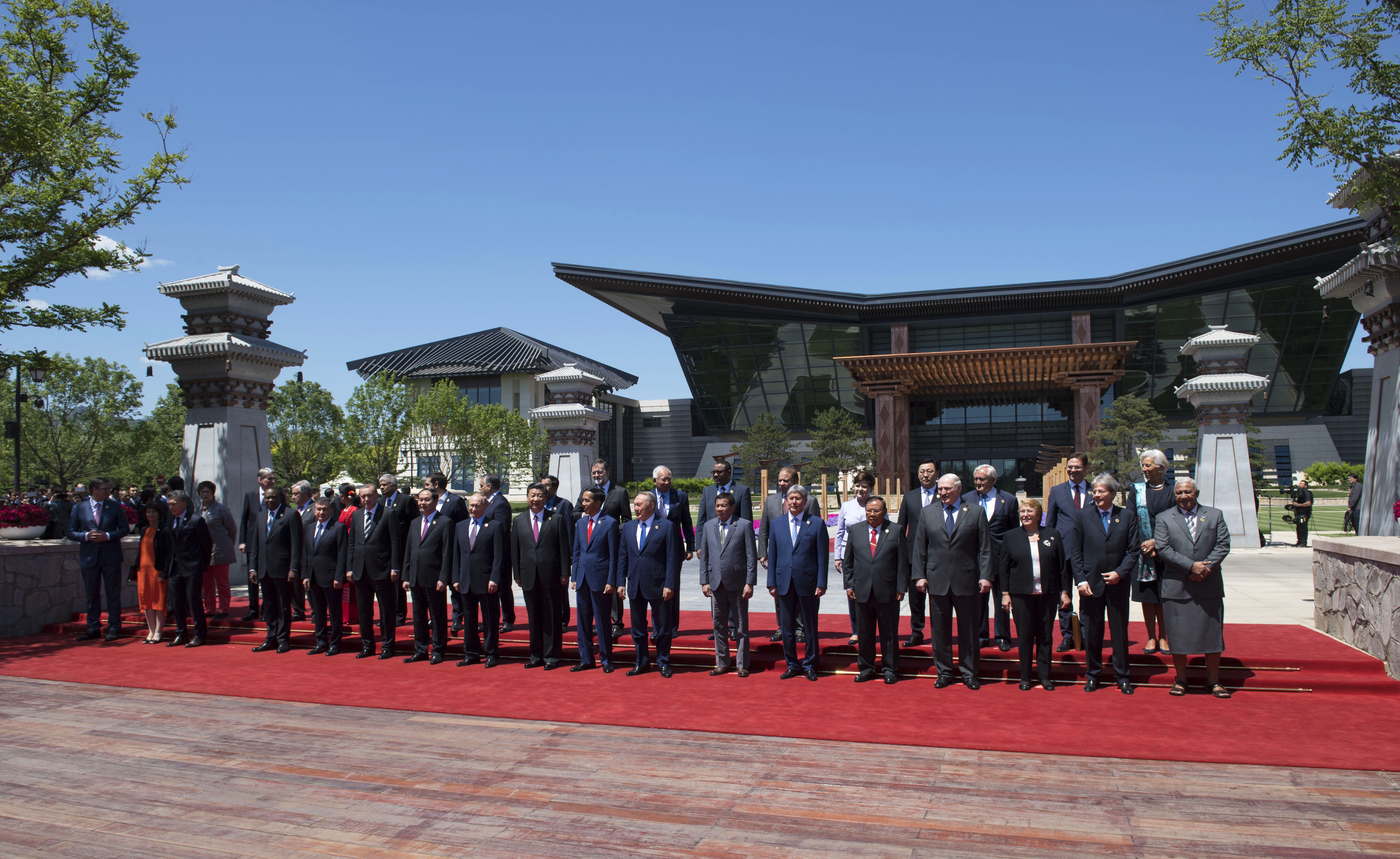 參與北京「一帶一路」高峰論壇的國家元首15日大合照。（東方IC）