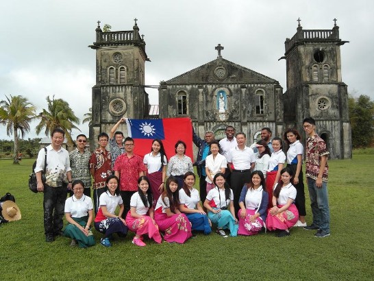 青年大使訪問團2014年赴Rewa省參訪斐濟第一間天主教堂Nalilili Church並體驗禮拜活動。（翻攝自中華民國駐斐濟商務代表團網頁）