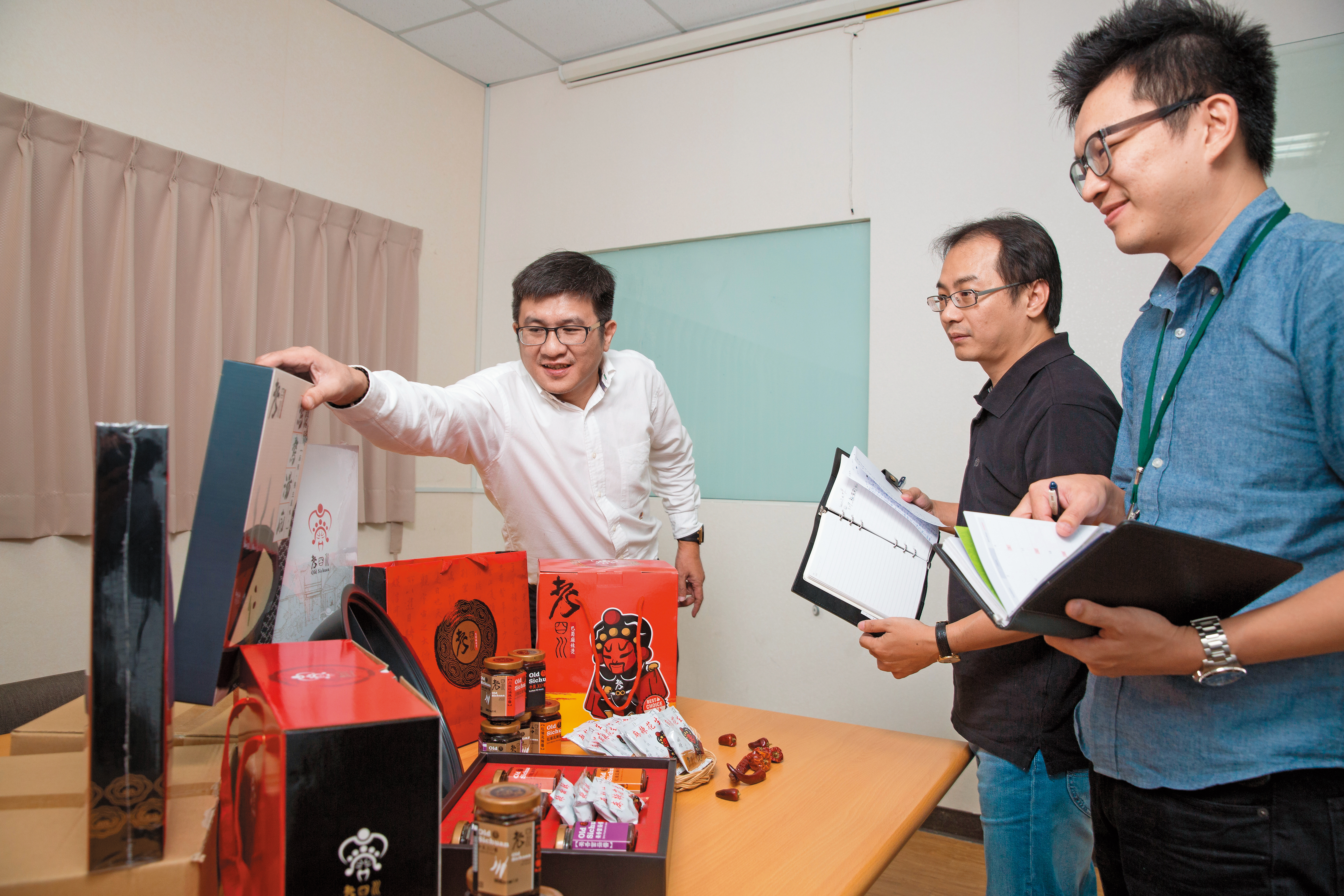 2016年底開始,梁朝辰(左)與總經理吳明翰(中)推出鍋底、醬料等電商產品,進攻網購市場。