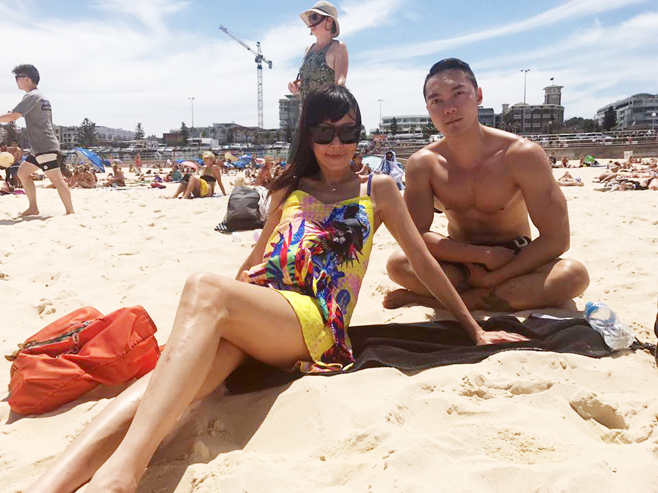 羅霈穎年輕時就存下5間房，現在靠著房租過愜意生活，而她最喜歡在海邊度假曬太陽，因為有沙灘、比基尼，還有猛男小鮮肉。（羅霈穎臉書）