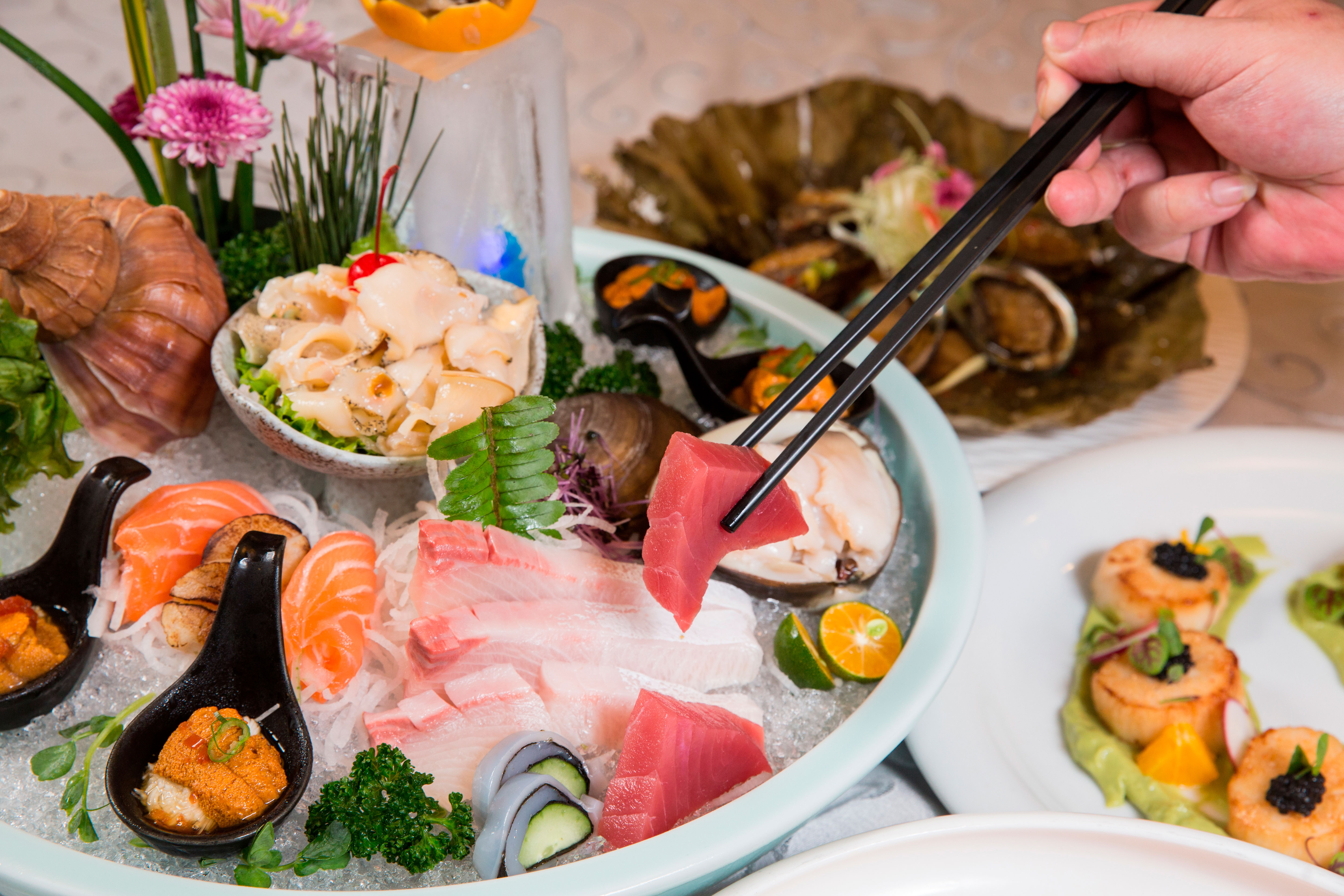 新東南的海鮮盤可以自選食材,其中不乏日本進口北寄貝、香螺、加拿大海膽、台灣紅魽等。(約1,500元/盤,4人份)