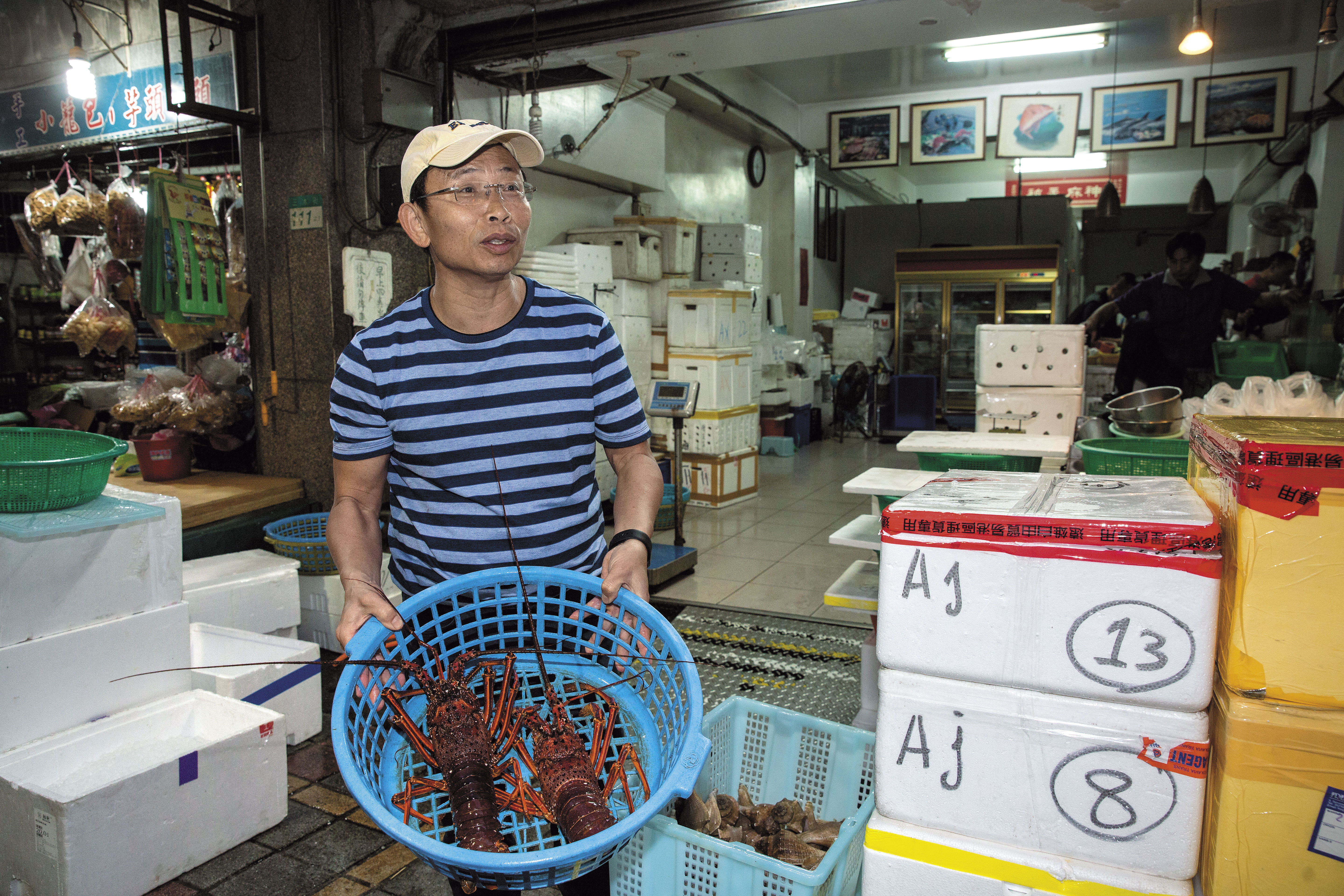 每天清晨5點,黃文童都會去三水街市場的海鮮供應商挑貨,以確保食材符合自己對新鮮度、規格的需求。