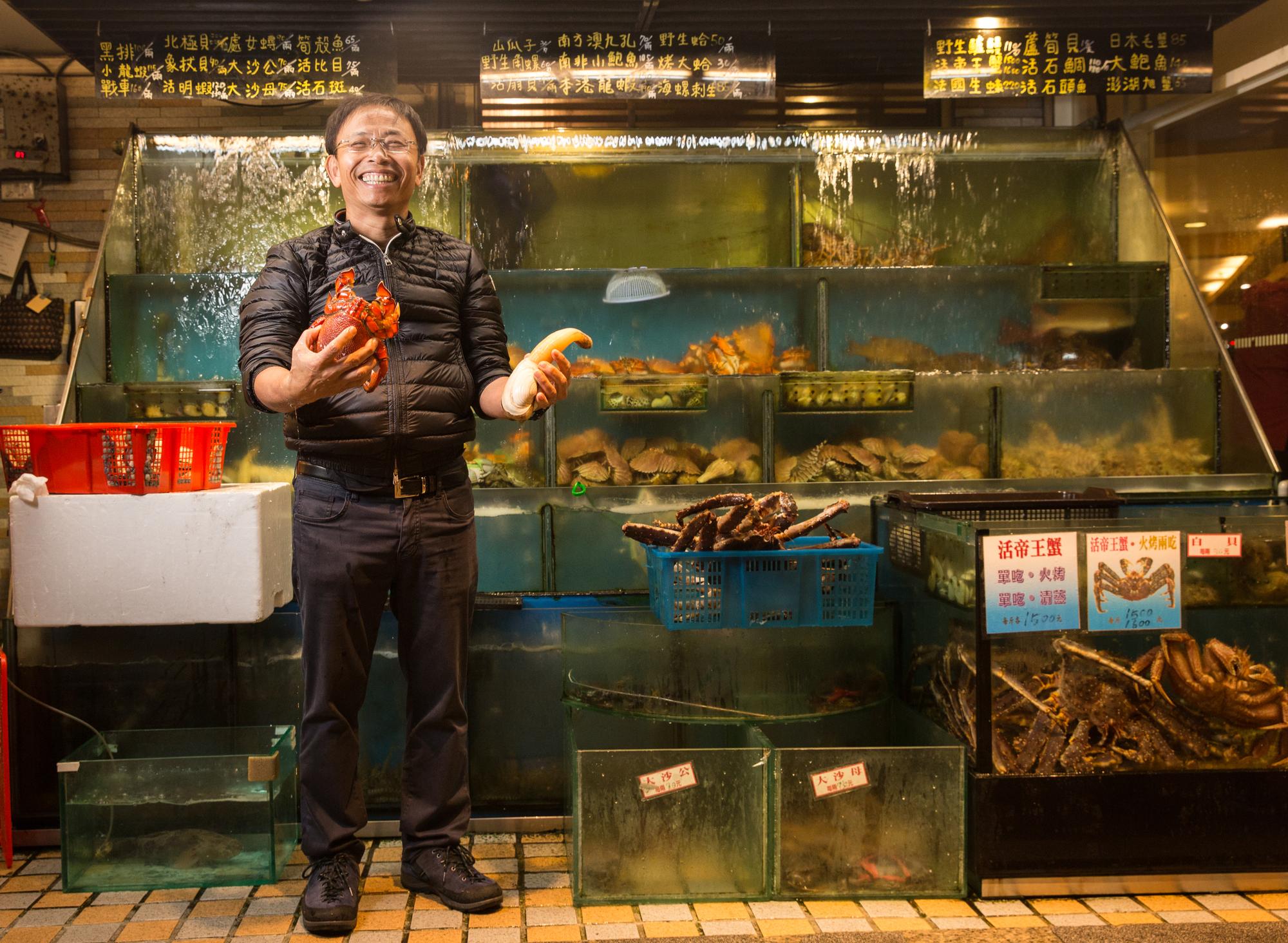 新東南海鮮餐廳二代老闆黃文童接手後，用新鮮食材融入特色料理，成為老饕和美食家常光臨的餐廳。